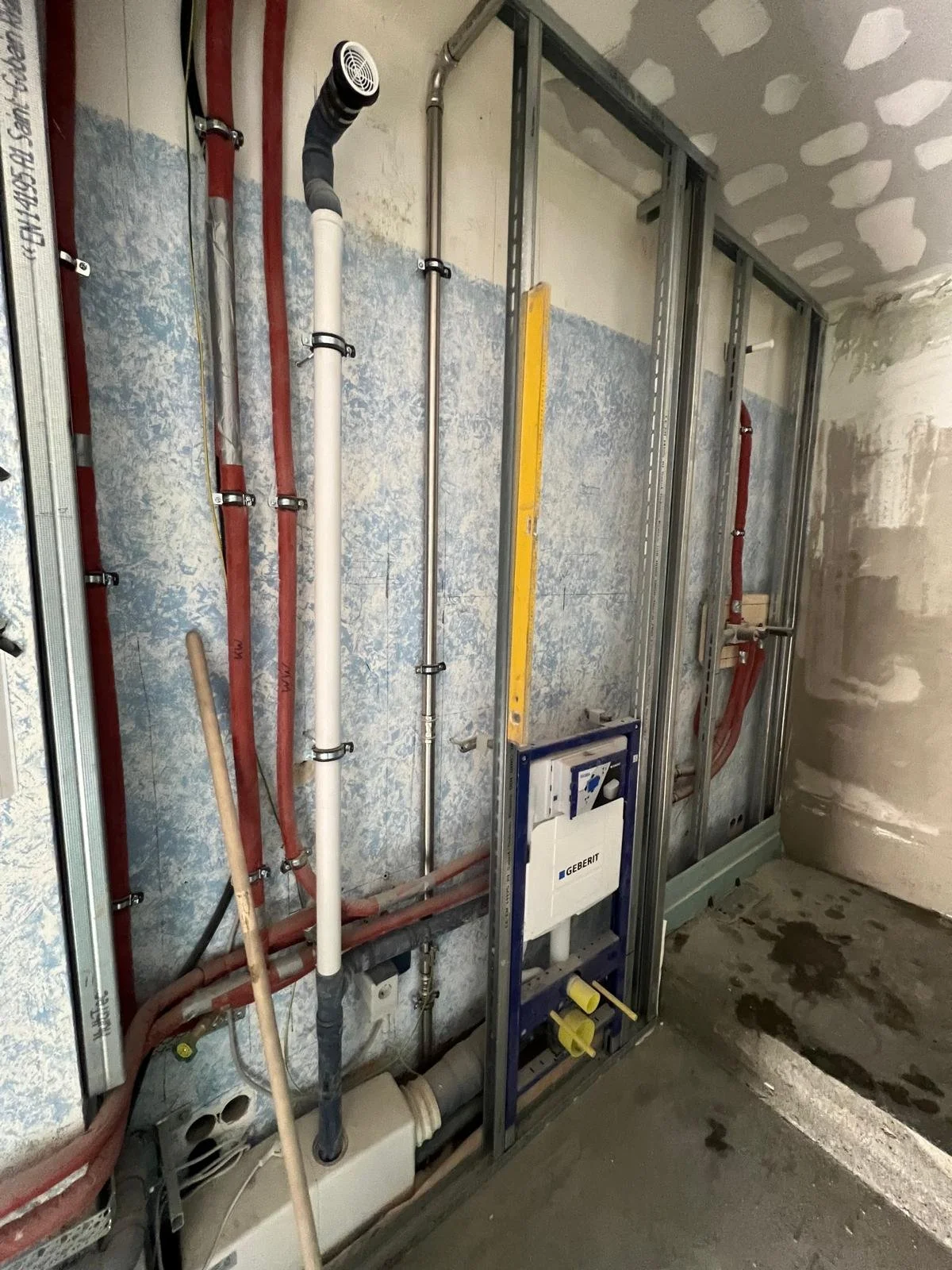 Installation der Wasser- und Abwasserleitungen in einer Bauwand, inklusive Geberit Spülkasten für die Toilette.