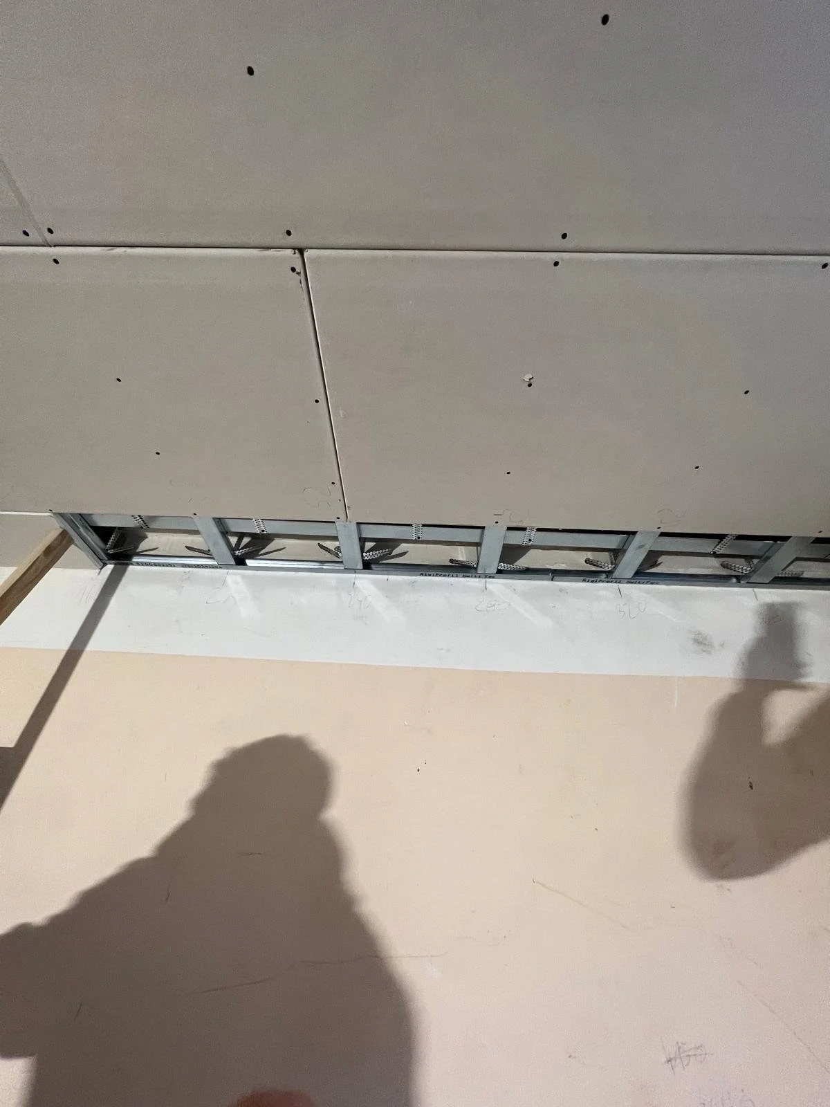 Decke mit gespachtelten Gipskartonplatten und offenem Kabelkanal