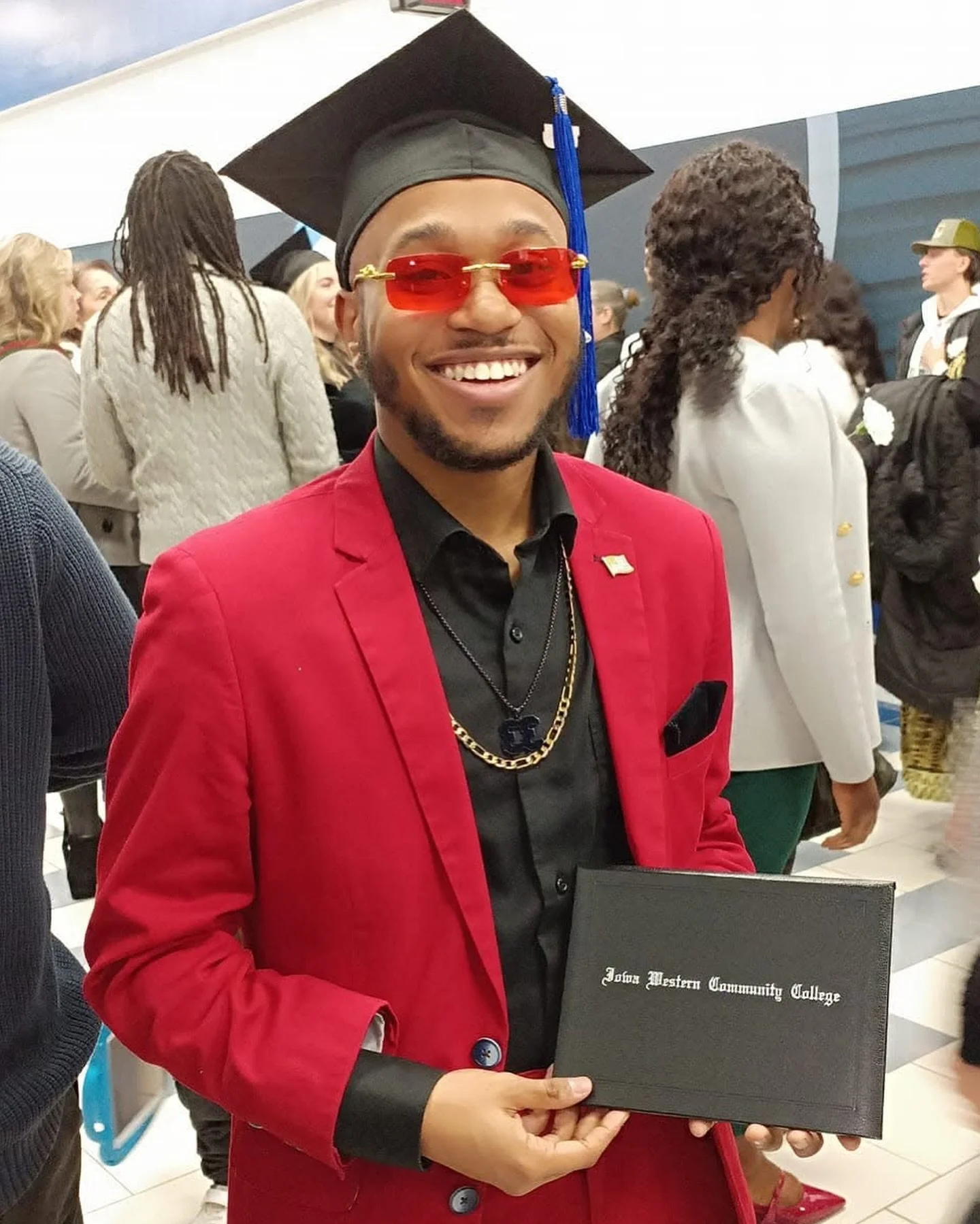 She called me musty so I went and gotta degree&hellip;let&rsquo;s see she like me now?👨🏾&zwj;🎓 

&mdash;&mdash;&mdash;&mdash;&mdash;&mdash;&mdash;&mdash;
Nah but frfr this year has been great. On top of college I&rsquo;ve been selling suits full t