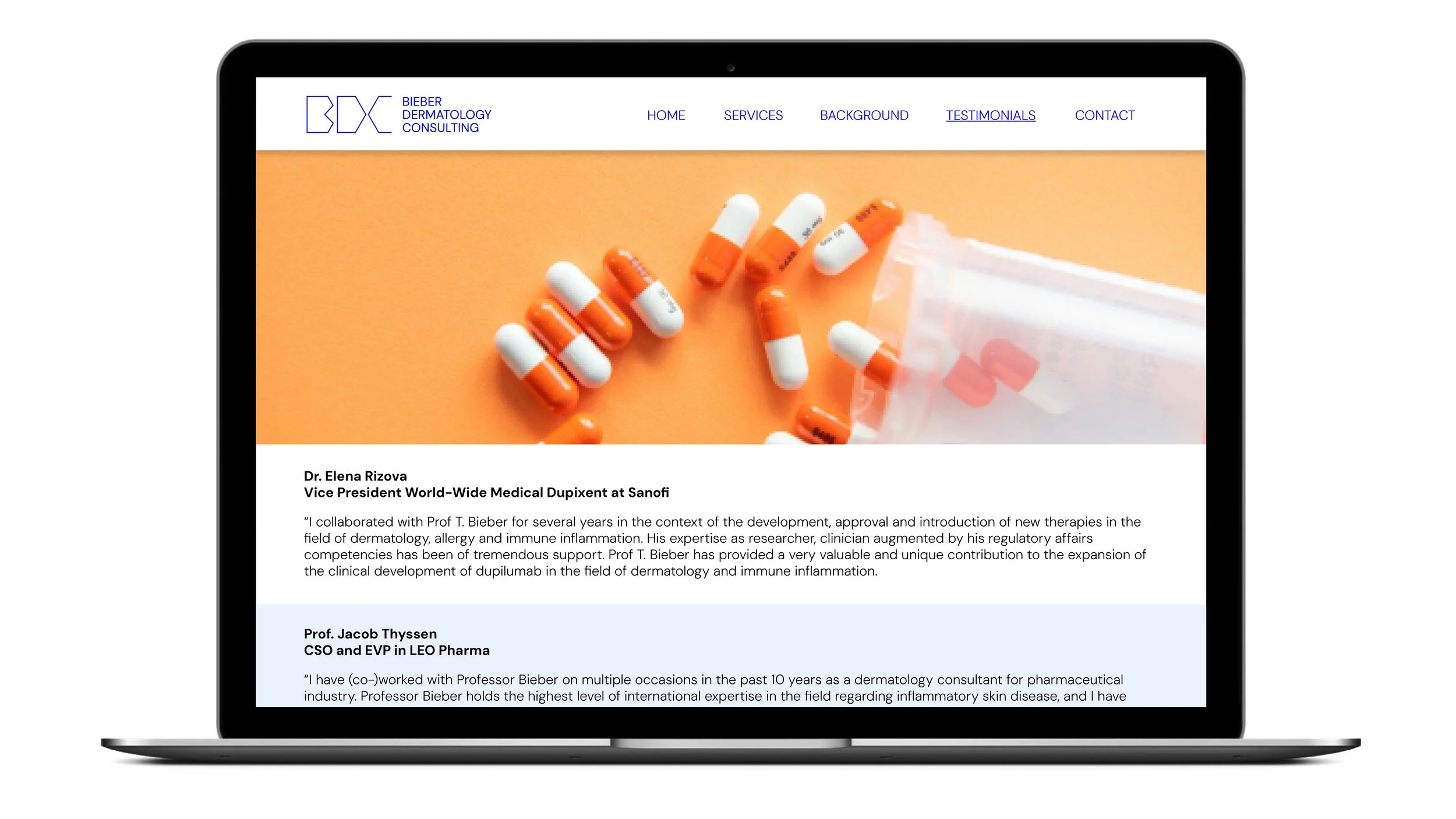 Laptop-Display zeigt Webseite einer Dermatologie-Beratung mit orangefarbenen Kapseln auf der Startseite.