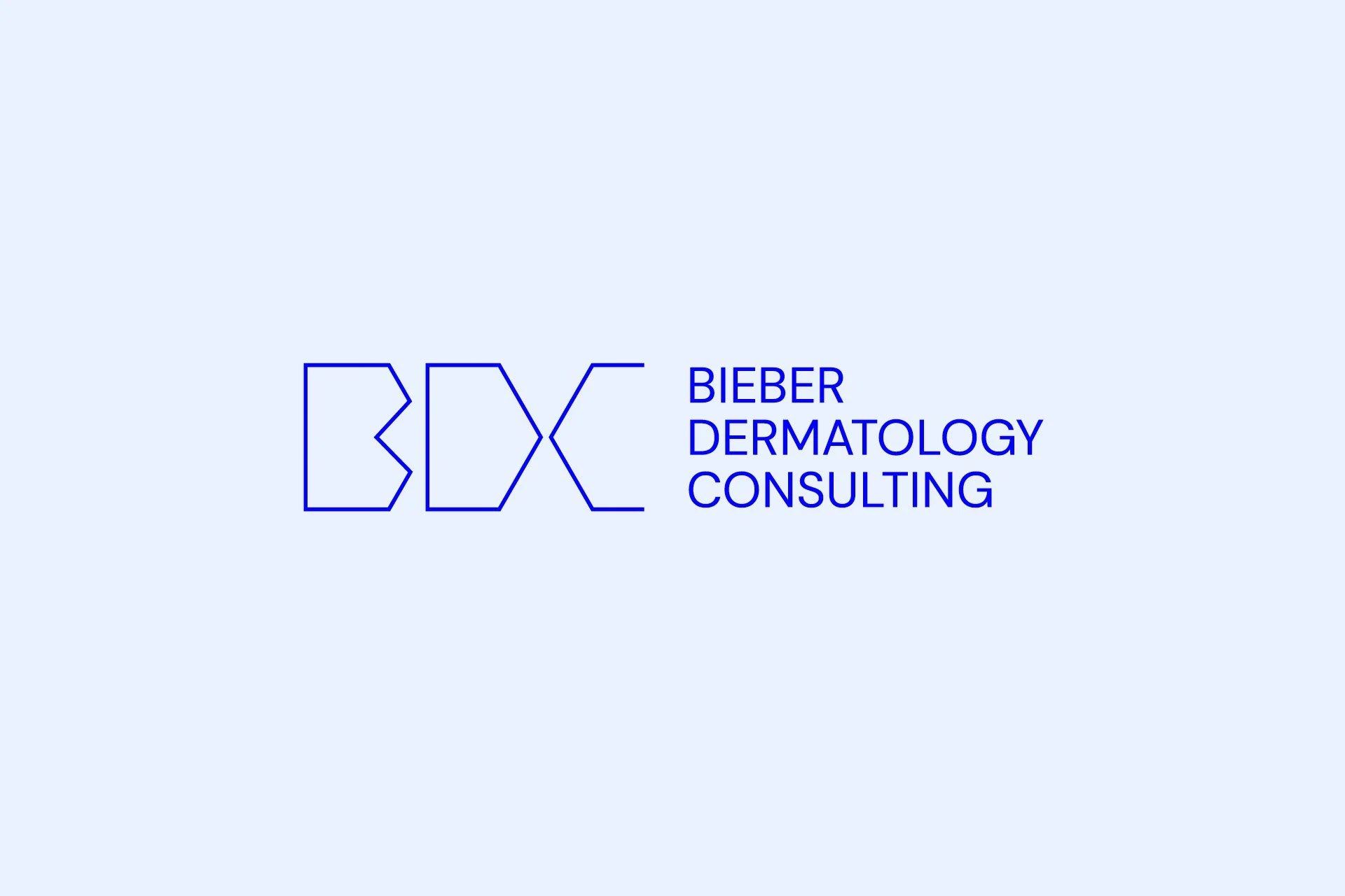 Logo von Bieber Dermatology Consulting, bestehend aus stilisiertem Text in blauer Farbe auf hellem Hintergrund.
