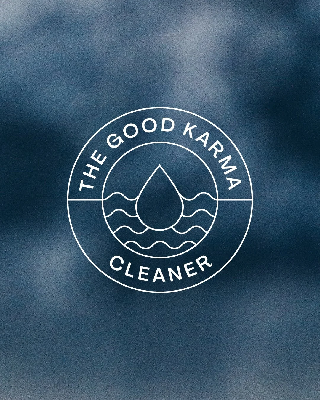 Ein Logo mit der Aufschrift 'The Good Karma Cleaner' und einem Wassertropfen in der Mitte, umgeben von Wasserwellen, auf einem blauen Hintergrund.