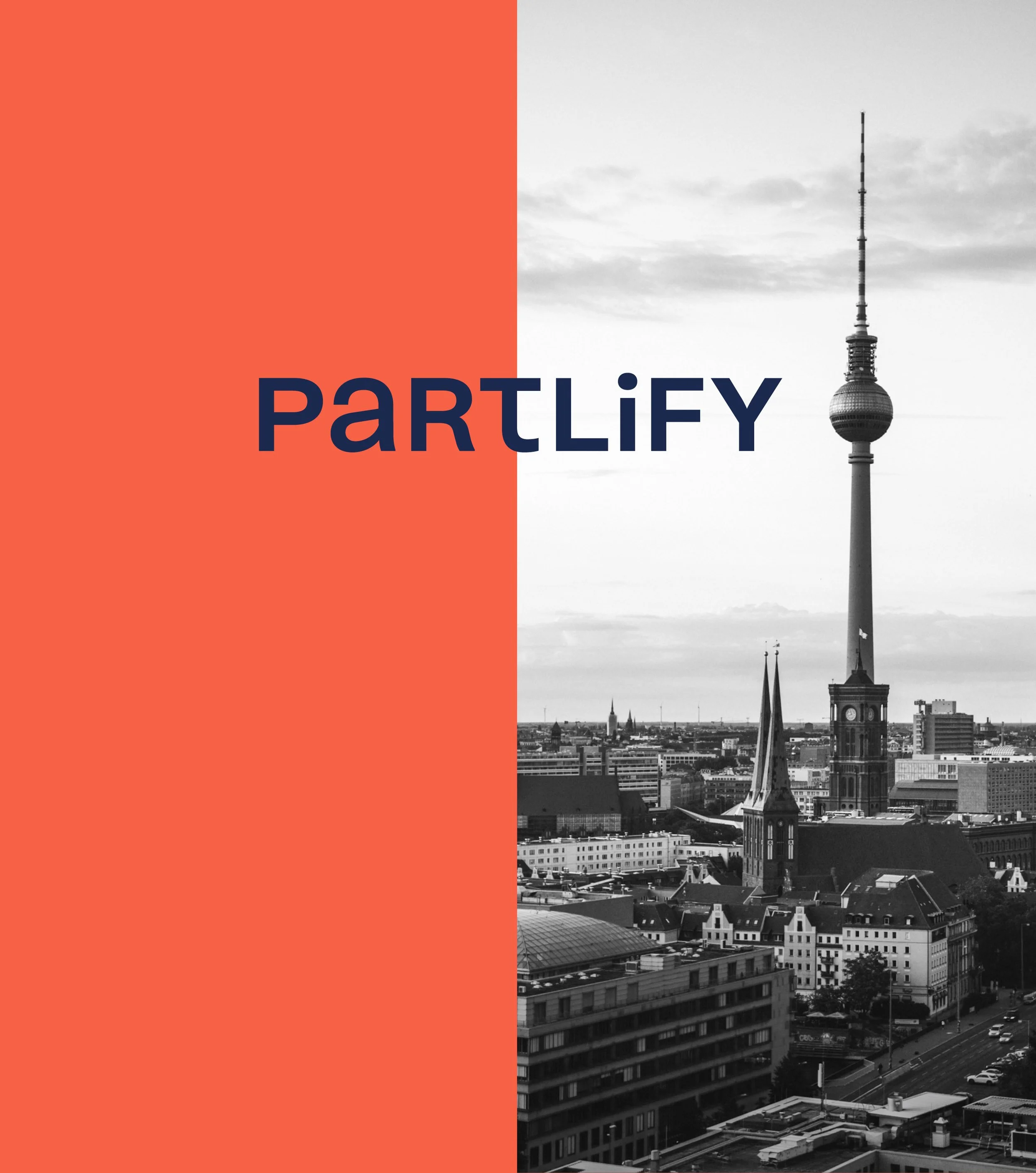 Schwarze und weiße Fotografie einer Stadt mit dominierender Fernsehturm-ähnlicher Struktur im Zentrum, umgeben von Gebäuden und Wolken am Himmel.