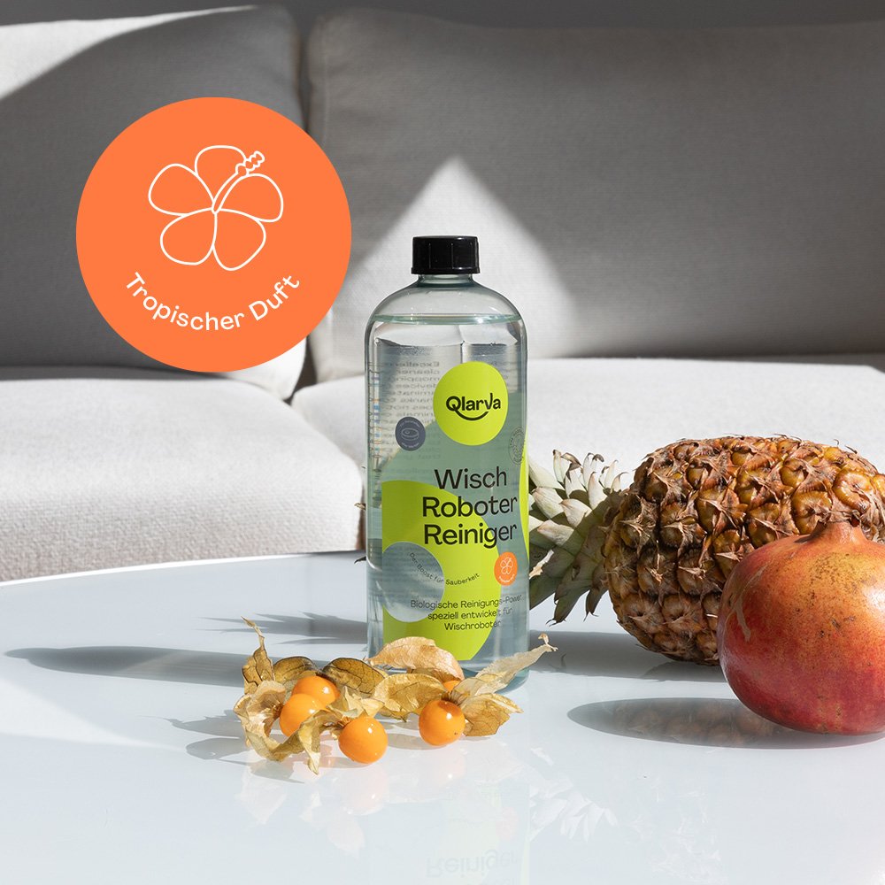 Reinigungswasser für Wischroboter mit tropischem Duft, daneben eine Ananas, eine Pomegranate und eine Physalis auf einem weißen Tisch, im Hintergrund ein Sofa.