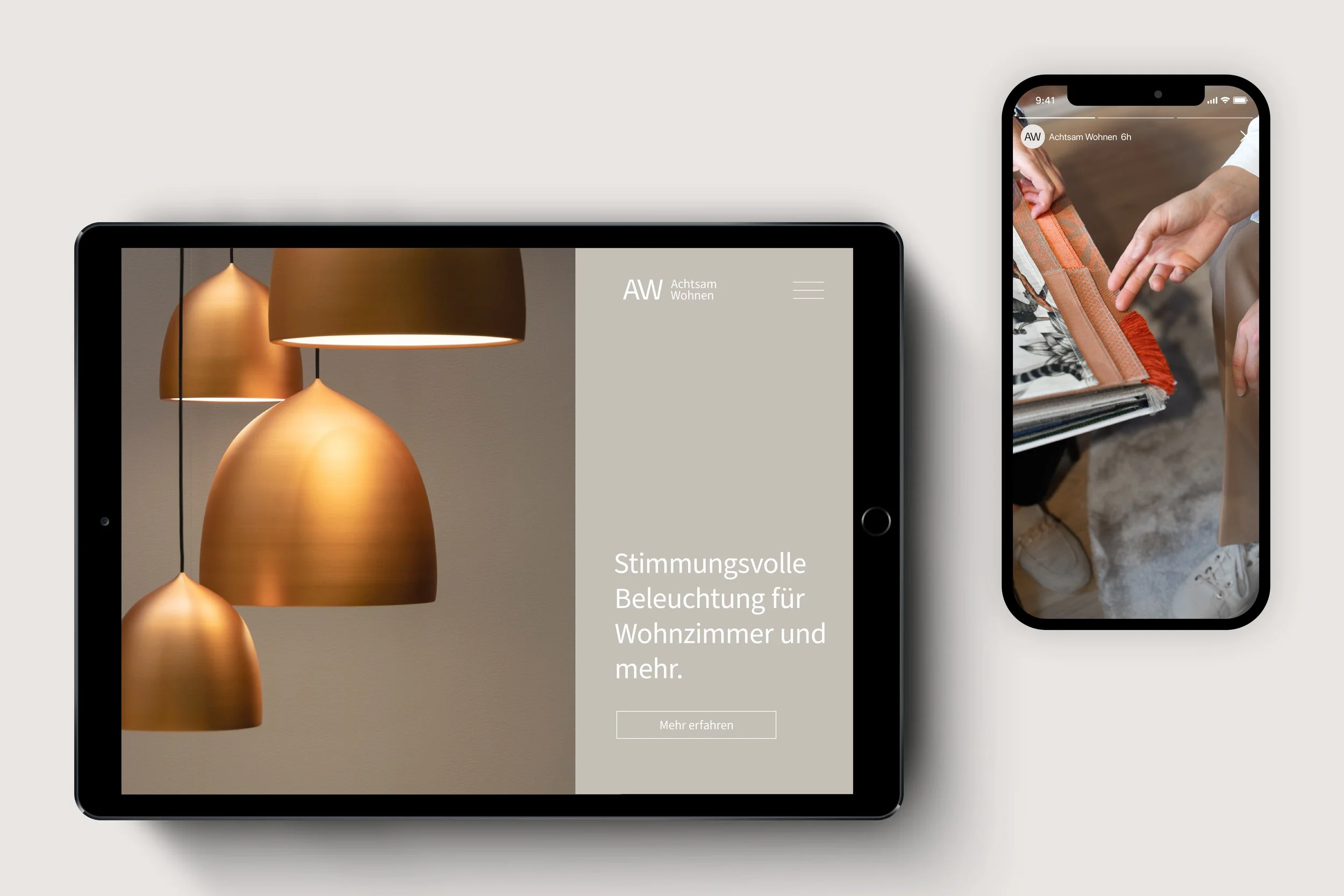 Smartphone zeigt eine Webseite mit Bildern von stimmungsvoller Beleuchtung für Wohnzimmer.