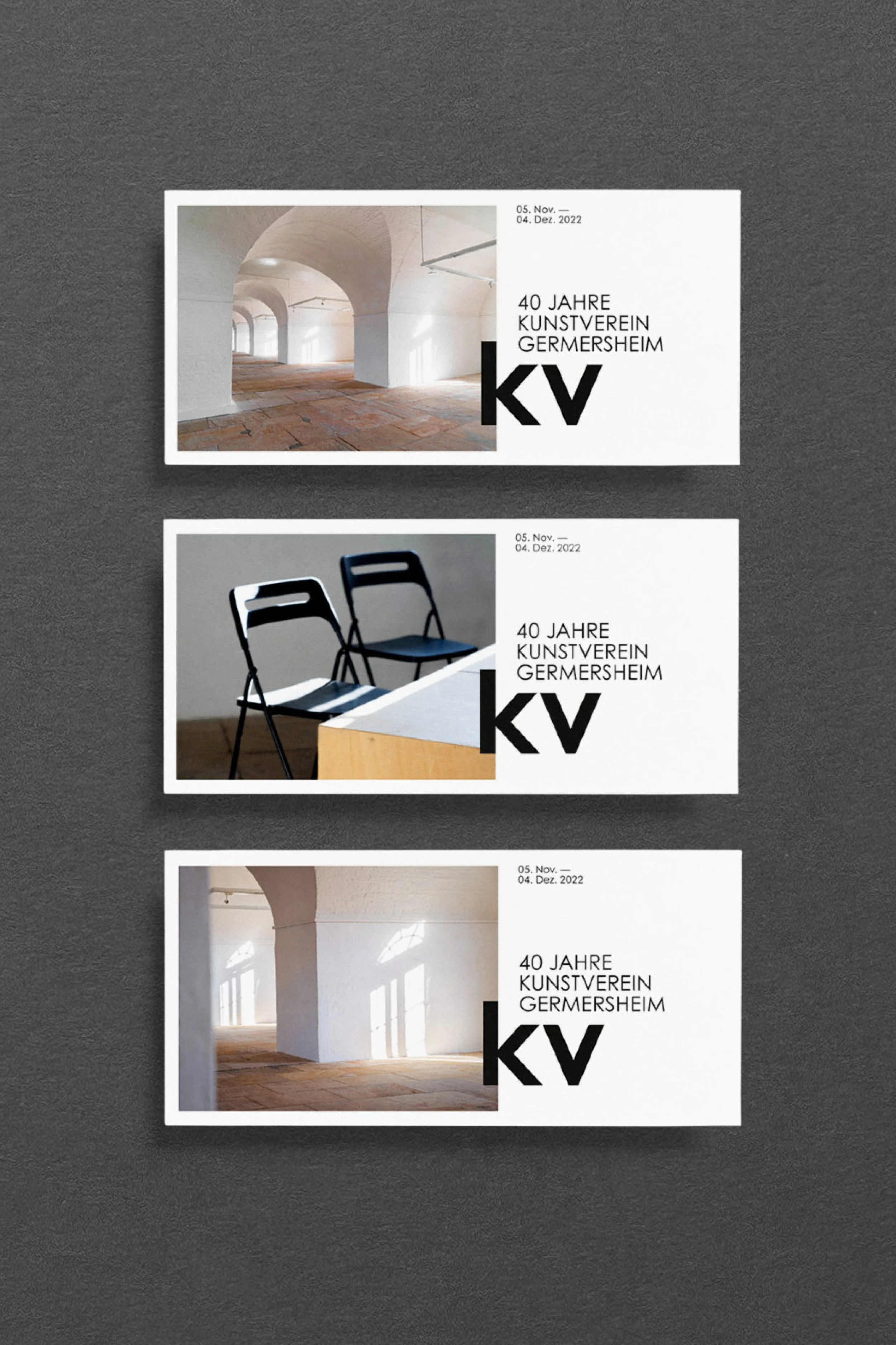 Postkarten mit Fotos von architektonischen Innenräumen, der Text auf den Karten berichtet über das 40-jährige Jubiläum des Kunstvereins Germersheim, mit Datum vom 4. und 5. November 2022.