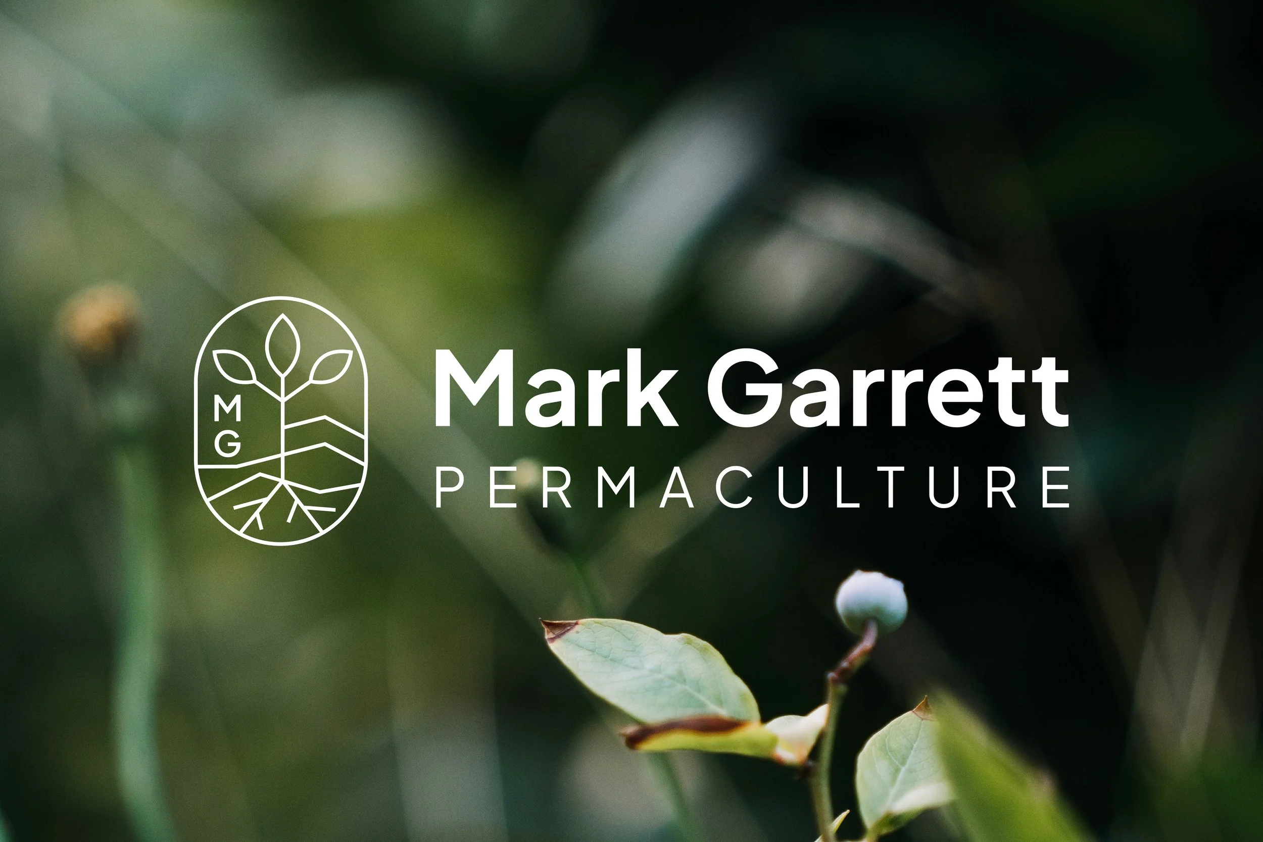 Logo mit Baum und Wurzeln, Text 'Mark Garrett Permaculture' auf grünem Blatt-Hintergrund
