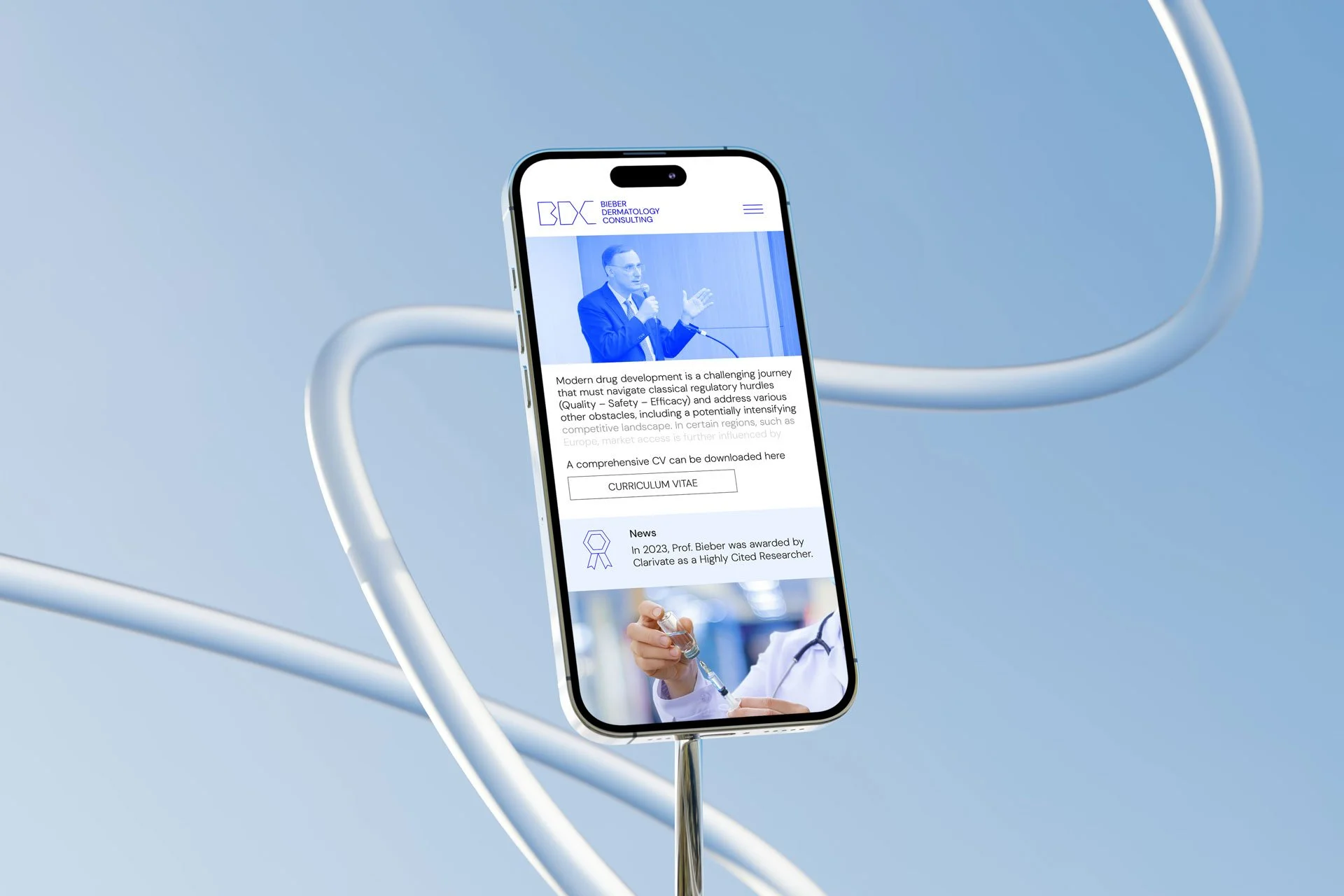 Smartphone zeigt eine Webseite von BDC Bieber Dermatology Consulting mit einem Bild eines Mannes in Anzug Prof. Dr. Thomas Bieber, der spricht, und einem Abschnitt über die Entwicklung moderner Medikamente, sowie einen Link zum Lebenslauf.
