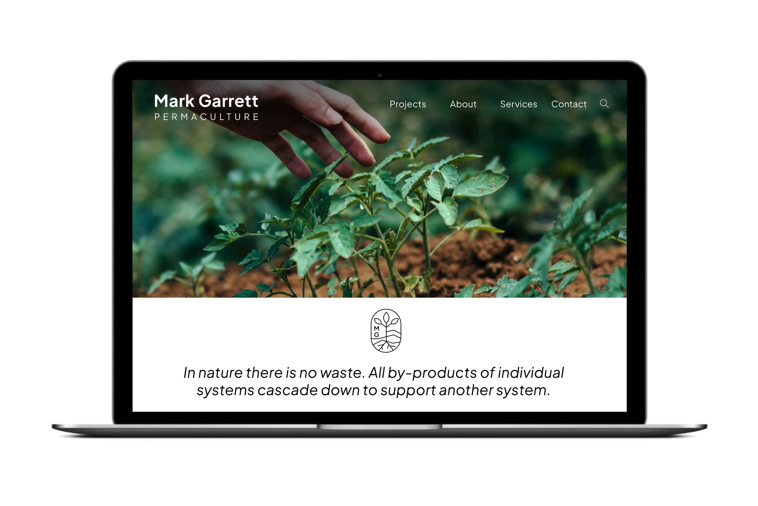 Bildschirm mit Website-Startseite von Mark Garrett, Permakultur, mit einem Bild einer Hand, die eine Pflanze berührt, und einem Textabschnitt über natürliche Kreisläufe.