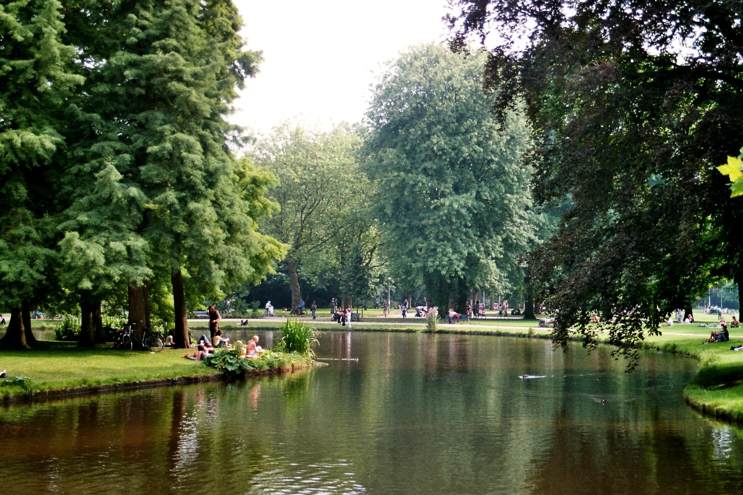 Amsterdam,_Vondelpark,_at_the_pond-2.jpg