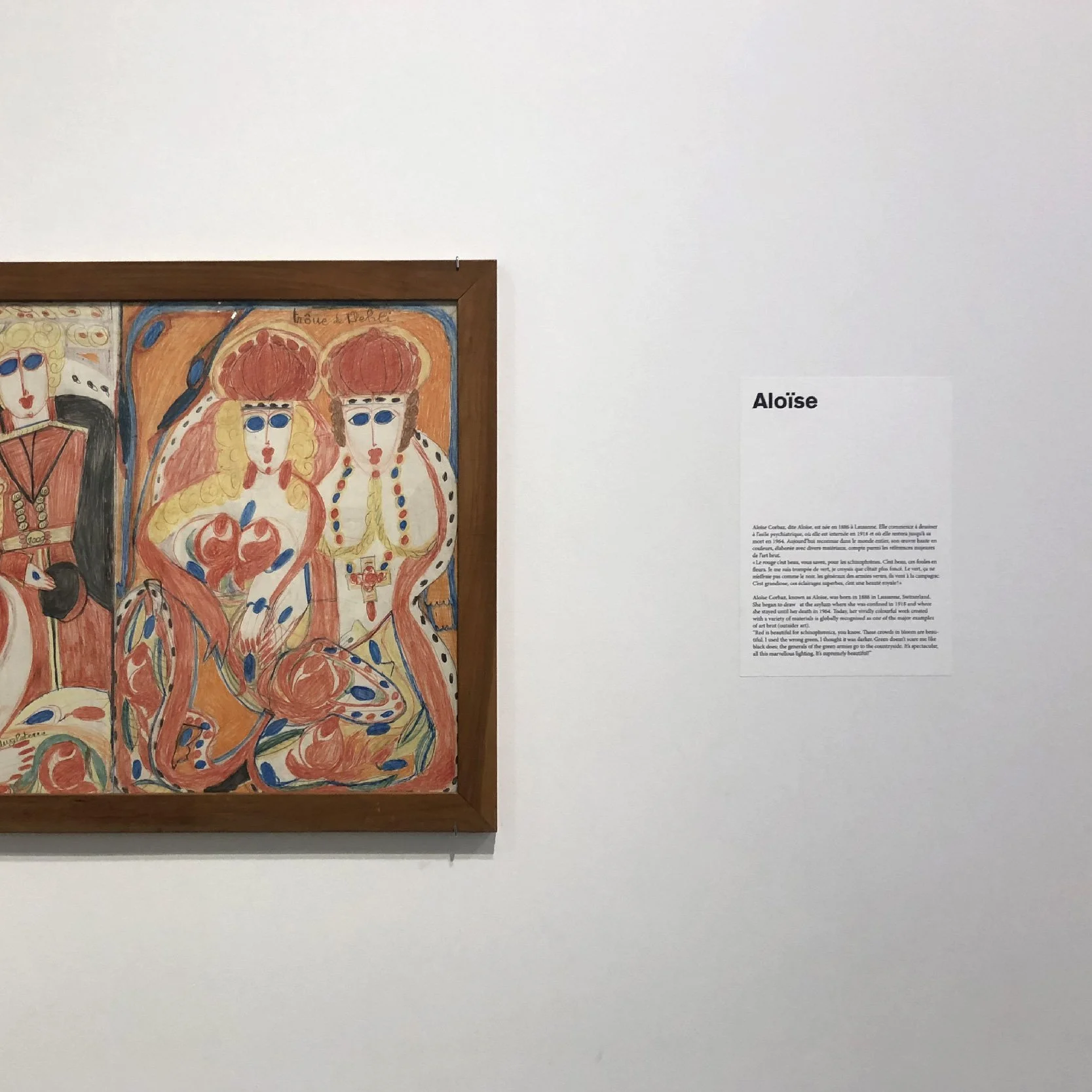 Œuvre encadrée sur mur blanc avec cartel de présentation, scénographie et signalétique d'exposition du Festival du dessin