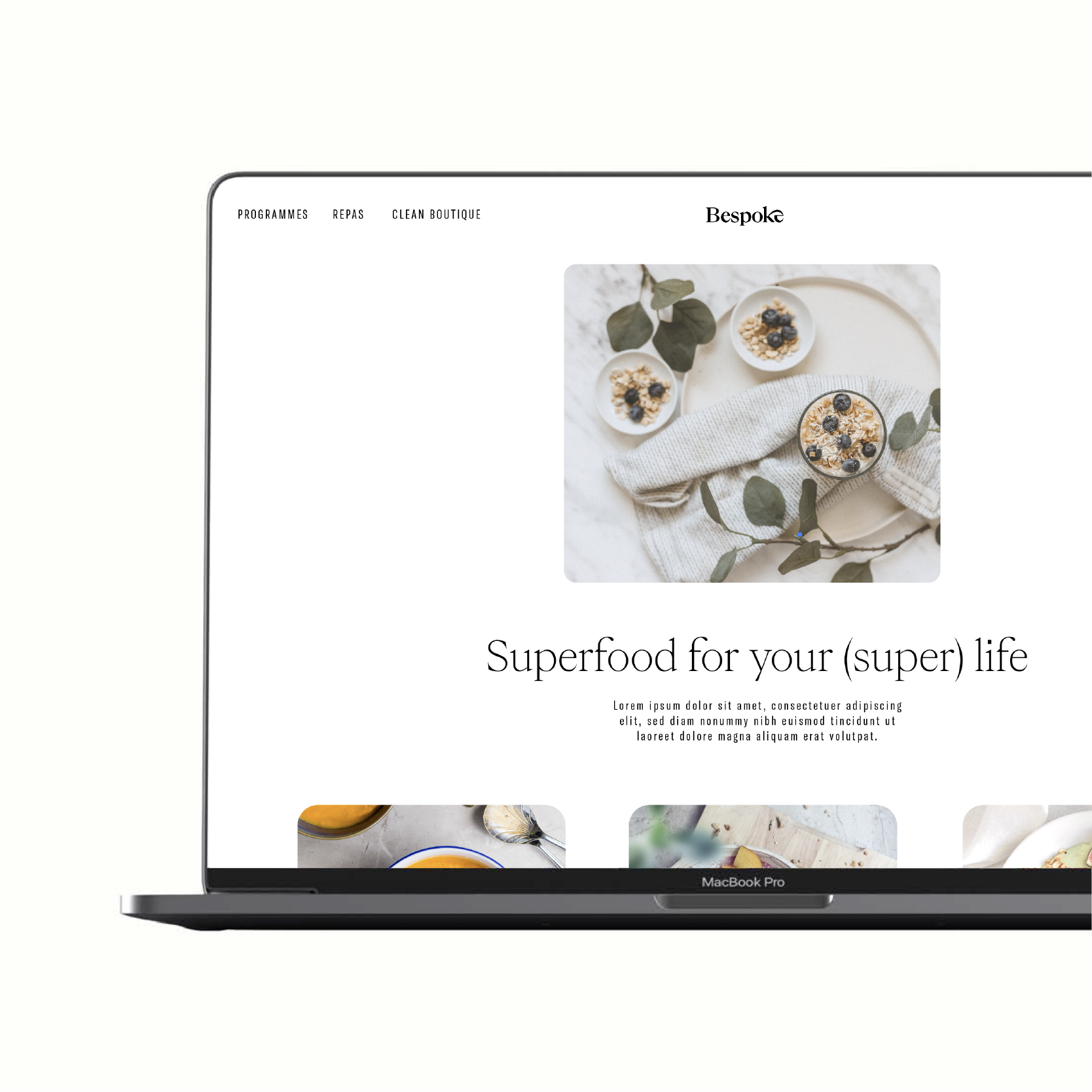 Site web Bespoke by Sunday sur ordinateur portable, accroche « Superfood for your (super) life » et photographie de bol aux myrtilles