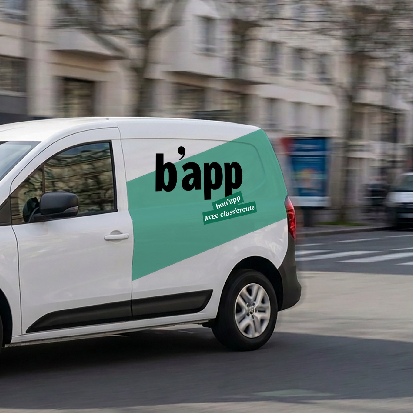 Camionnette blanche aux couleurs de b'app, bandeau vert menthe et logo, véhicule de livraison en ville