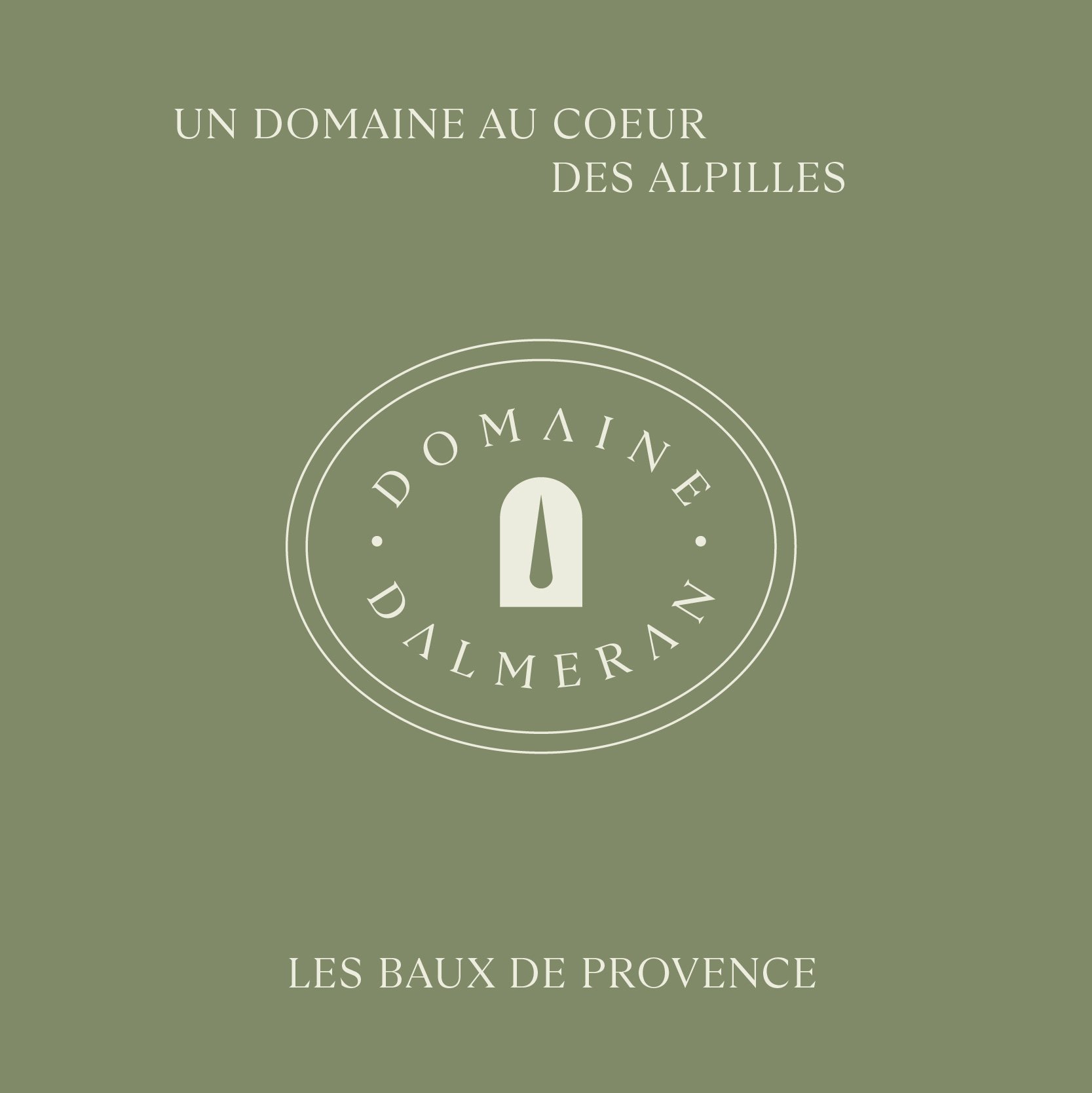 Blason du Domaine Dalmeran en blanc sur fond vert, « Un domaine au cœur des Alpilles », Les Baux-de-Provence