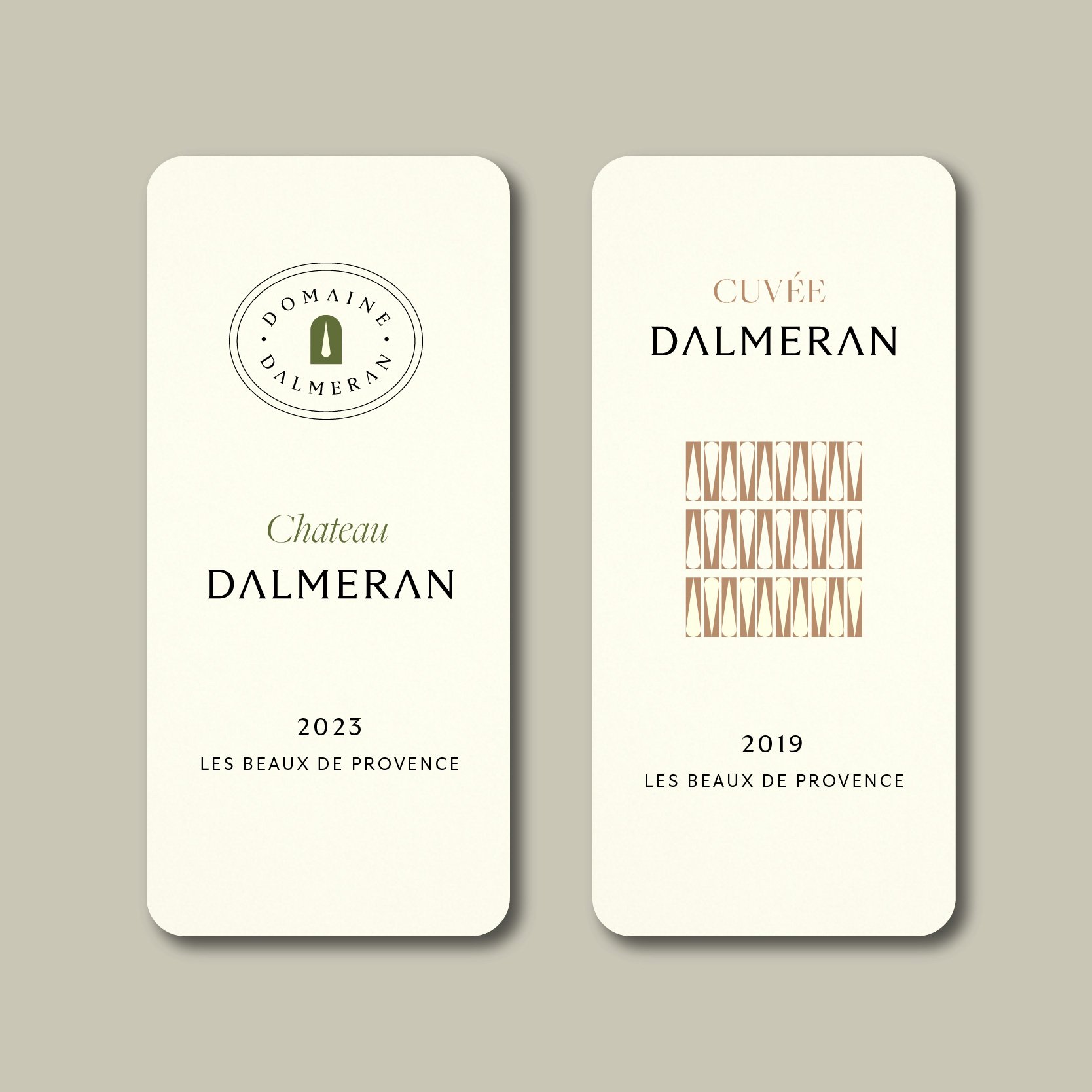 Étiquettes de vin Dalmeran, « Château Dalmeran » avec blason du domaine et « Cuvée Dalmeran » avec motif de gouttes terracotta