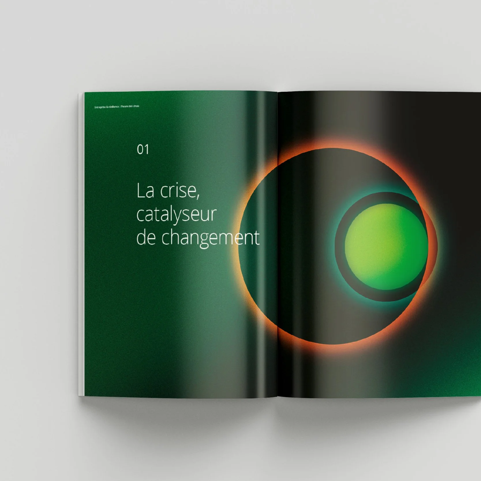 Double page d'ouverture du chapitre 01 « La crise, catalyseur de changement », cercles aux halos vert et orange, mise en page du livre blanc Deloitte