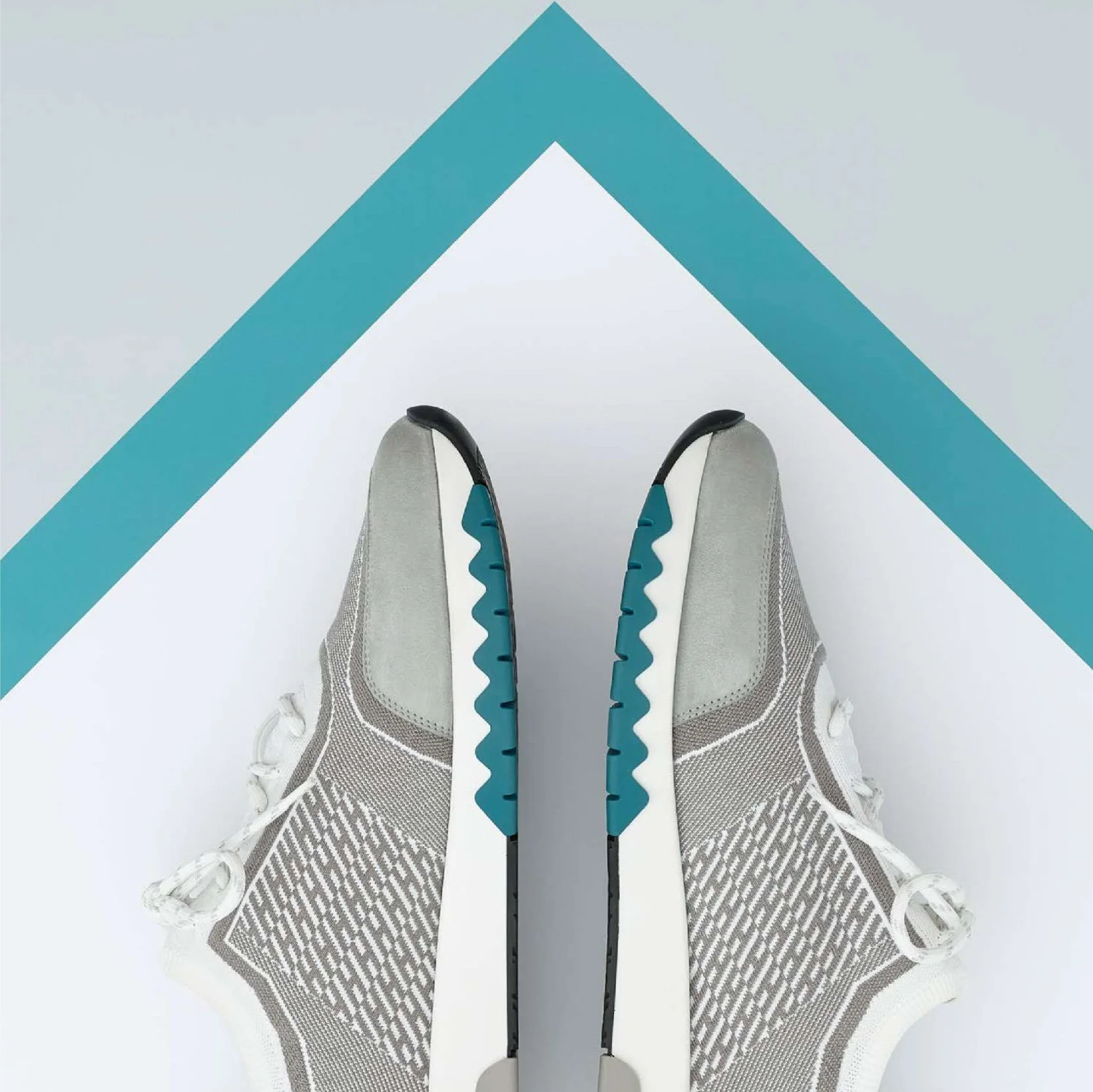 Sneakers Hermès en maille grise à détail turquoise, chevron turquoise en arrière-plan, modèle clé de la formation chaussure