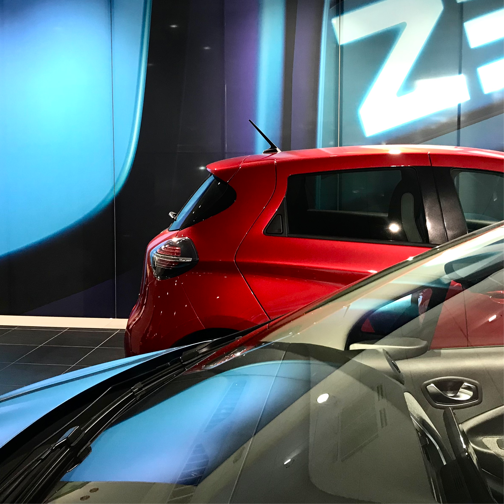 Lettrage Z.E. Renault en néon cyan, visuel de concession