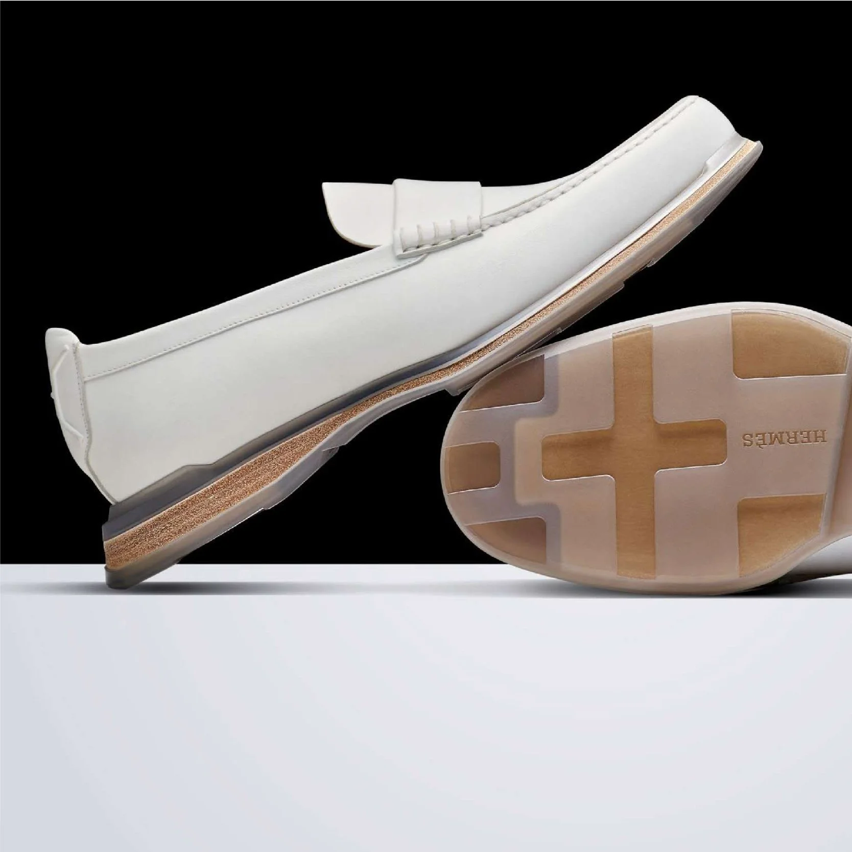 Mocassin Hermès blanc et sa semelle crantée, mise en scène graphique noir et blanc, shooting produit
