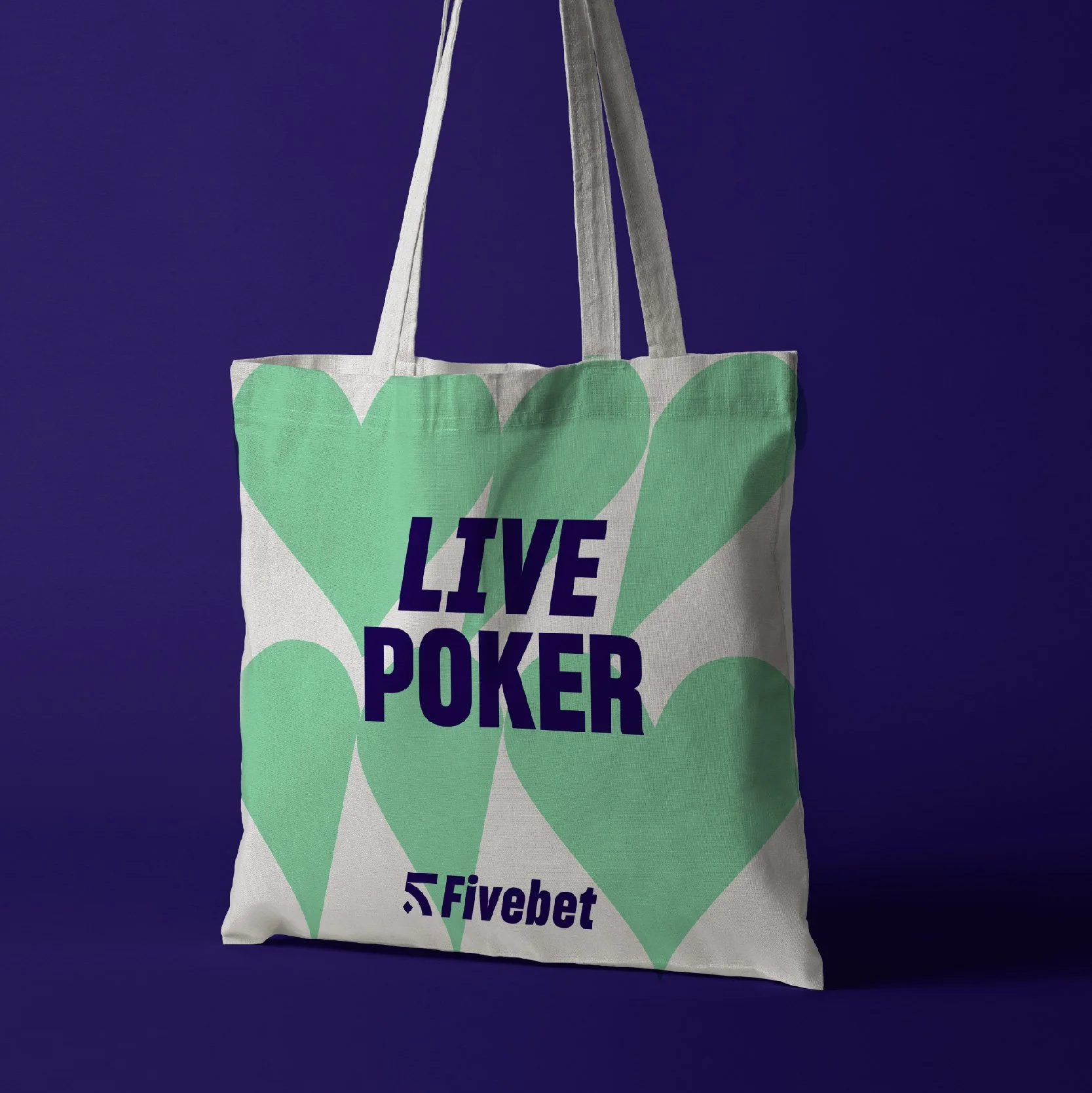 Sac en toile beige avec des cœurs verts et l'inscription 'LIVE POKER', marque Fivebet, sur un fond violet.