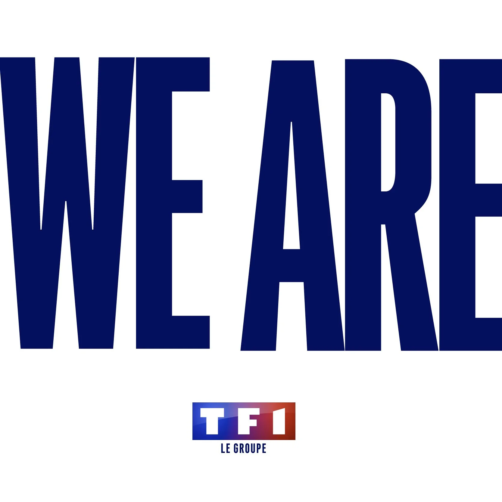 Identité typographique TF1 Groupe : « We are » en très grandes capitales condensées bleu marine sur fond blanc, avec le logo TF1 Le Groupe