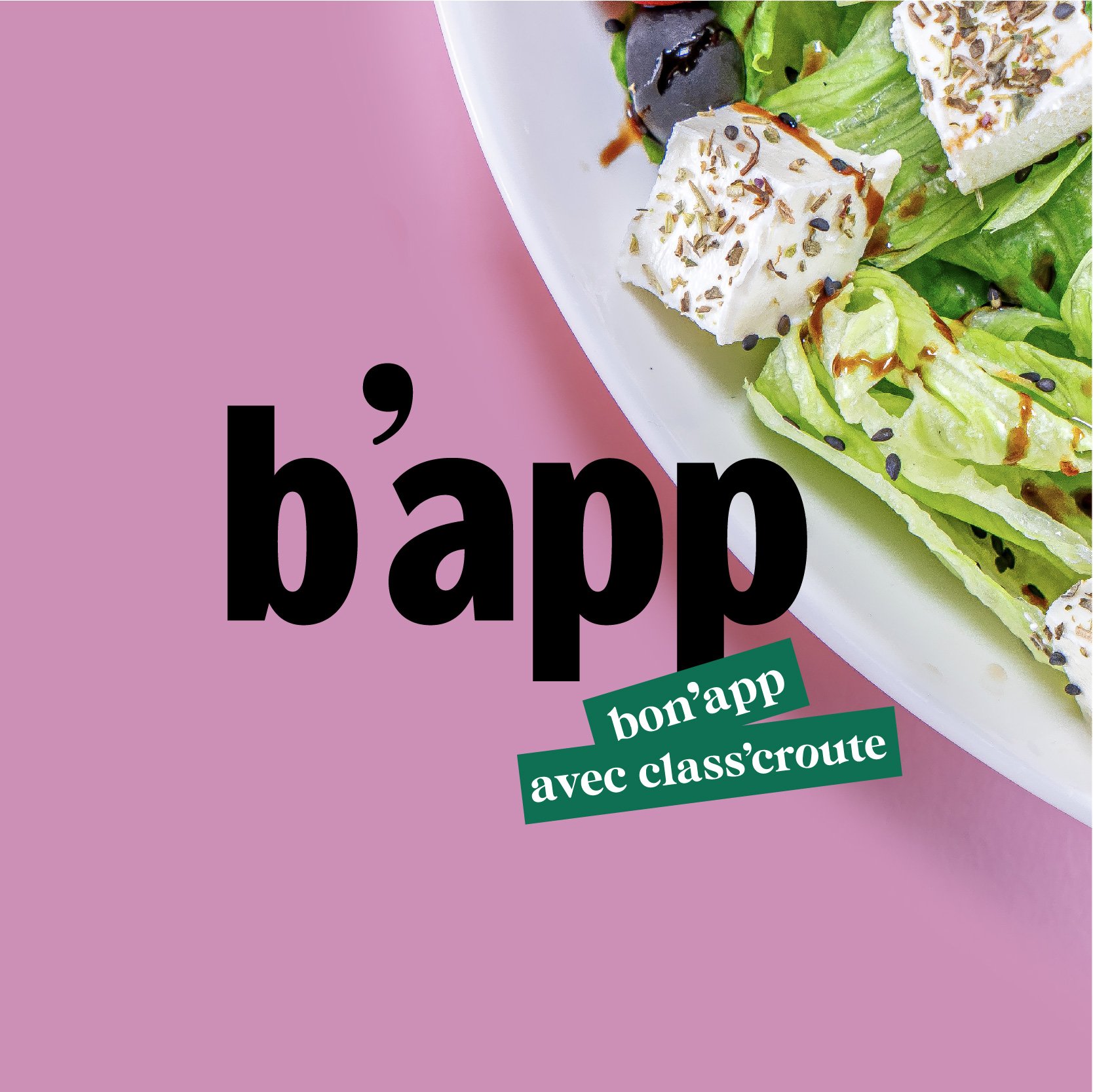 Une salade composée avec du fromage, de la vinaigrette, et décorée de graines, présentée sur une assiette blanche avec un fond rose.