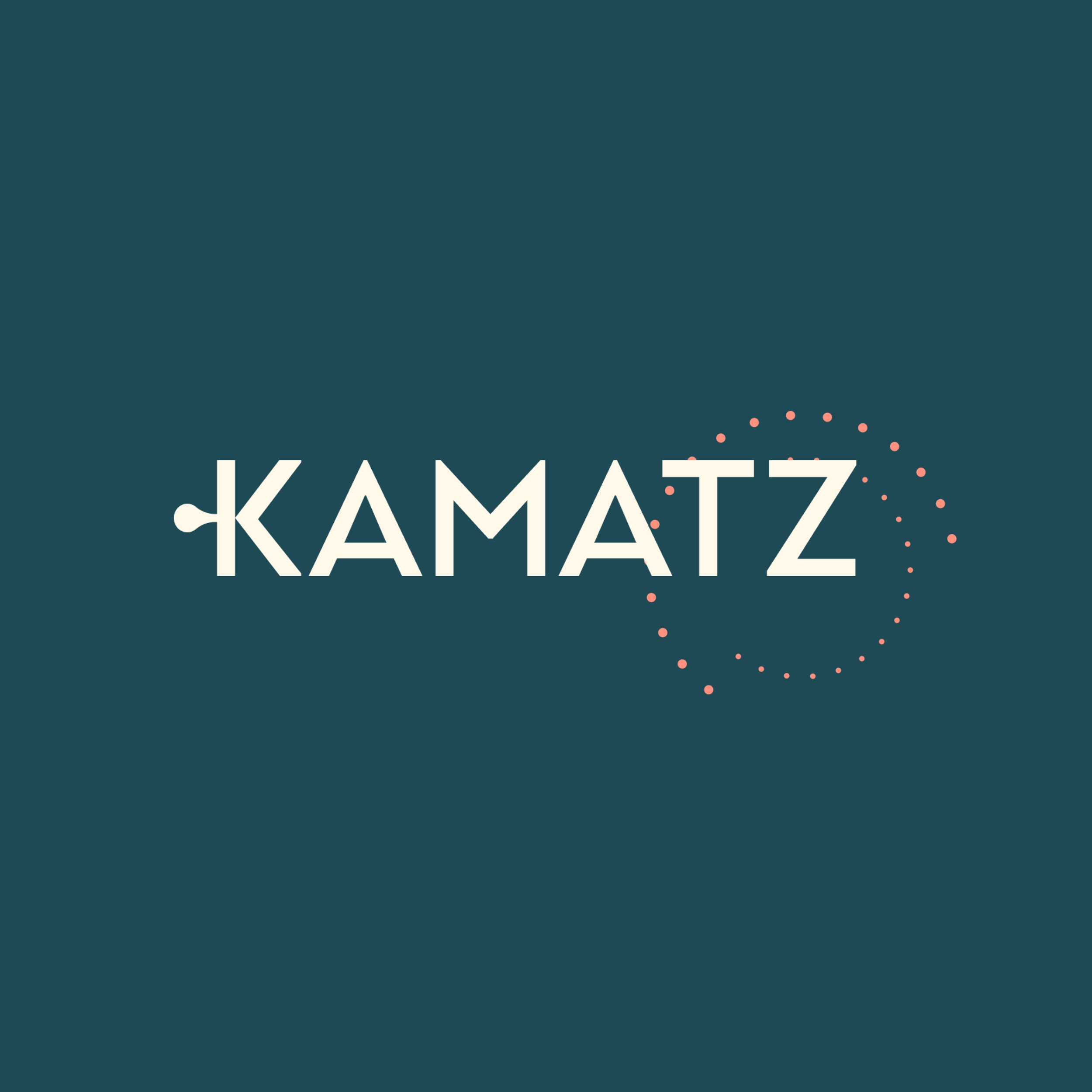 Logo Kamatz en lettres crème sur fond bleu pétrole, entouré d'un cercle de points corail, identité de marque de la plateforme de mise en relation entre freelances et grandes entreprises