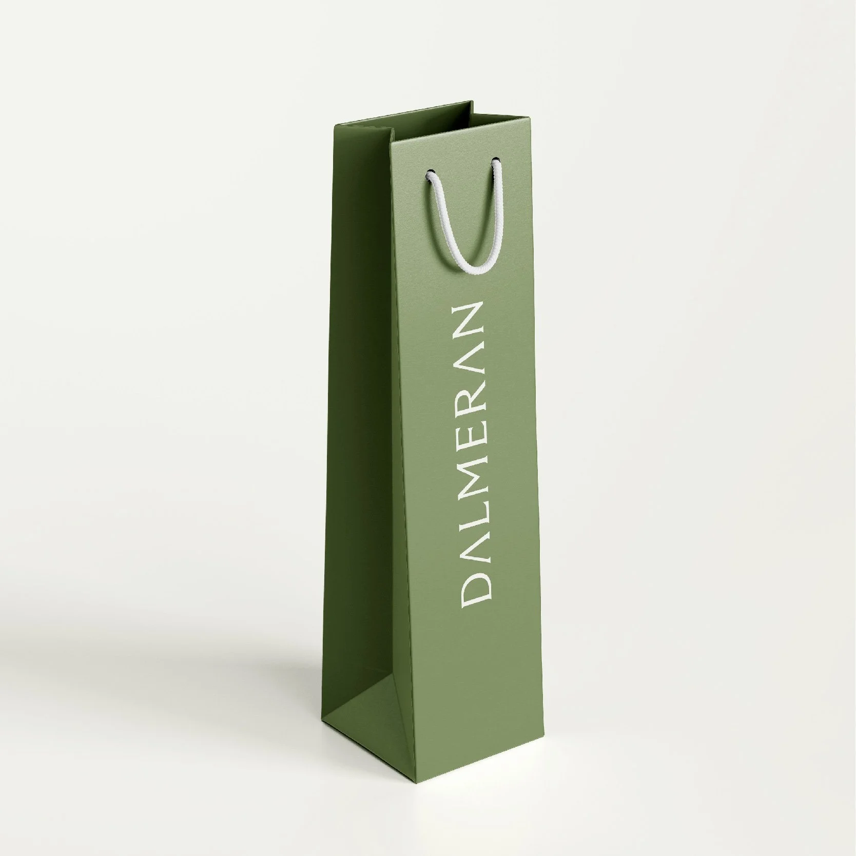 Sac cadeau vert olive pour bouteille avec le logo Dalmeran en lettres blanches, packaging du domaine viticole