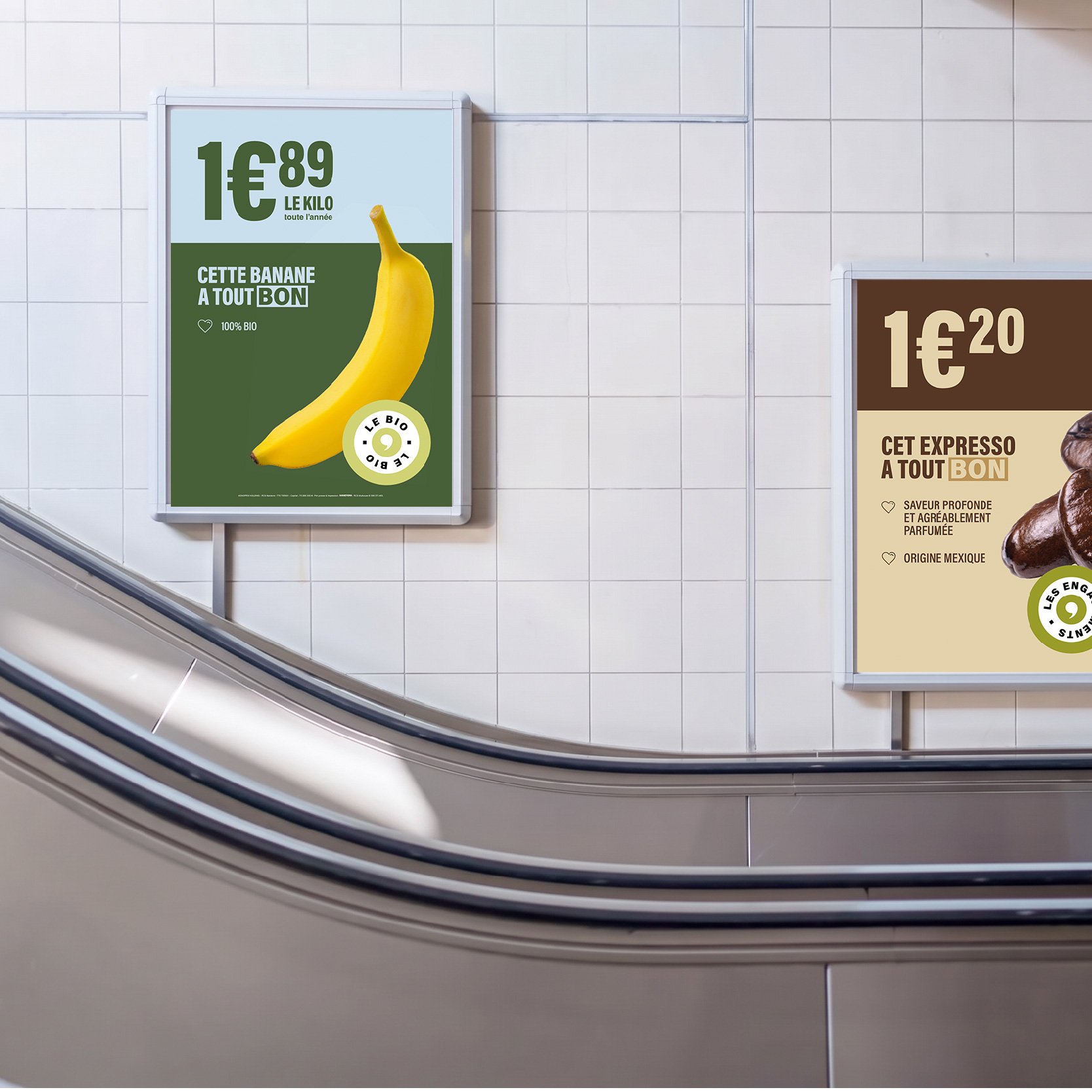 Affiches de prix Monoprix aux couleurs vertes et kaki, PLV alimentaire près d'un escalator