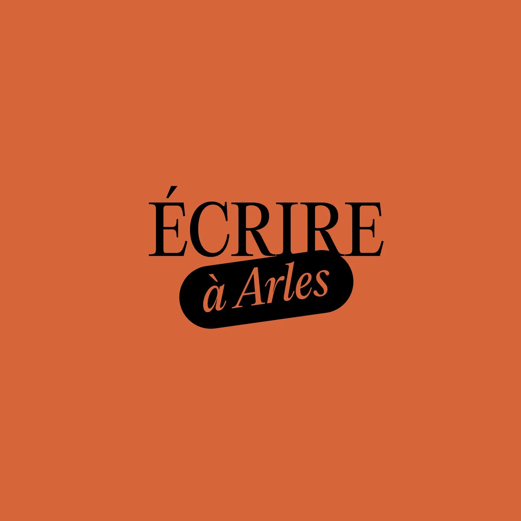 Logo « Écrire à Arles » en noir sur fond orange, avec pastille noire en italique, identité visuelle de l'atelier d'écriture