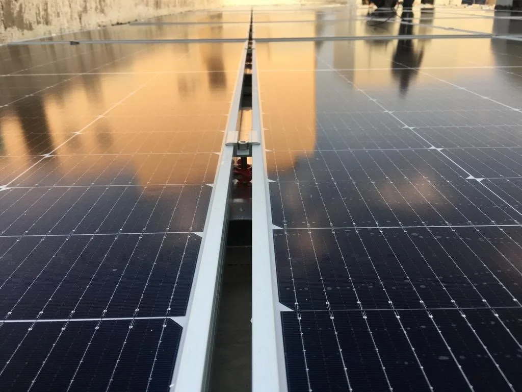 Güneş panelleri ile donatılmış enerji üretim alanı.