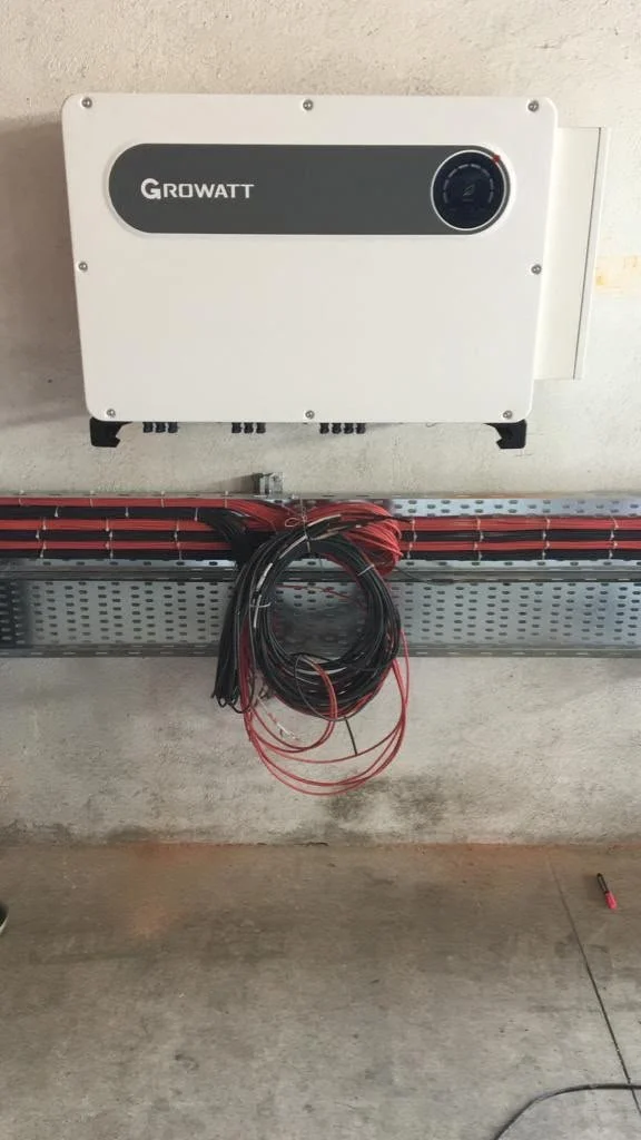 Growthatt markalı elektrikli ısıtıcı veya güç kaynağı, duvara monte edilmiş ve üzerinde kablolar bulunan bir cihaz.