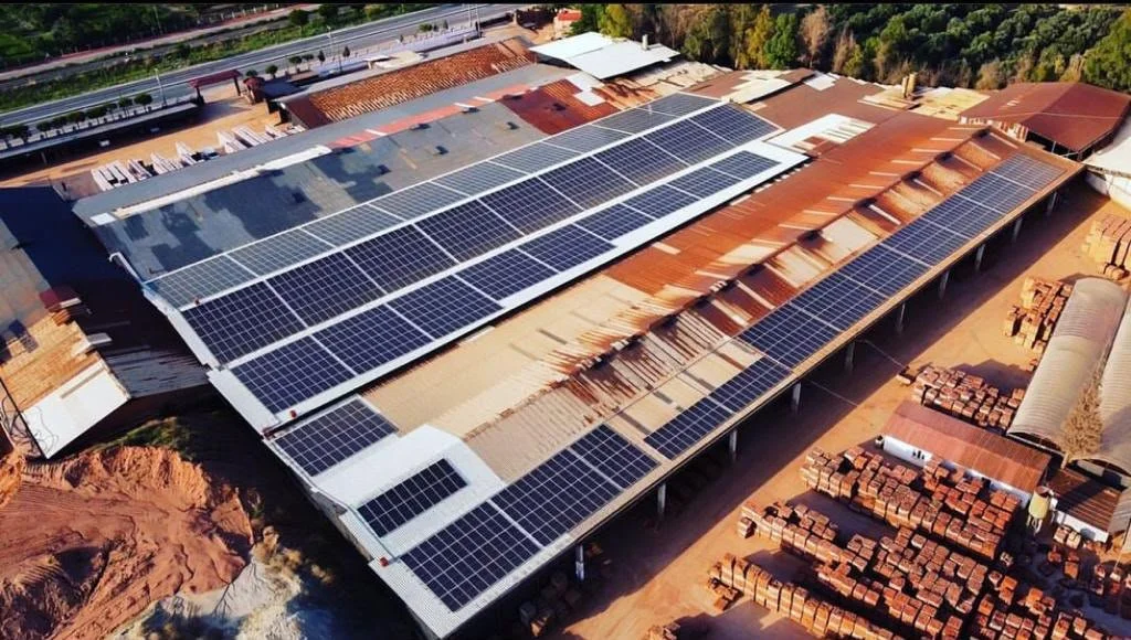 Fabrika Çatı Güneş Enerjisi Elektrik Üretim Sistemi ve Sanayi GES Kurulumu - İzci EVA Enerji