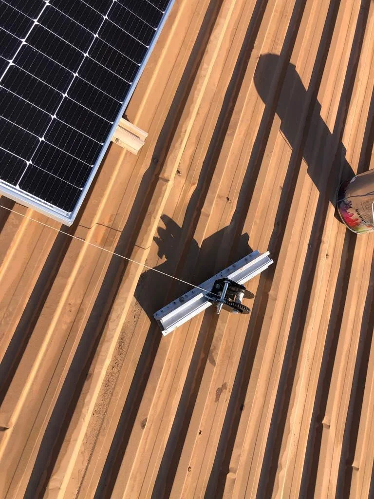 Çatıya yerleştirilmiş güneş paneli ve halka açık bir bitki bağcığı için kullanılan dirençli tel görünümünde kurulum equipment.