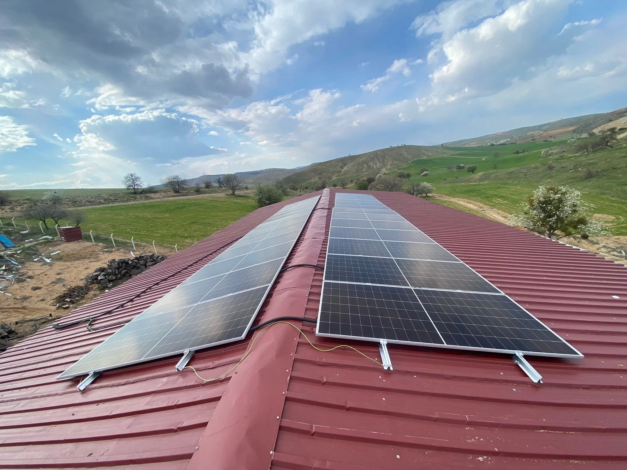 sandviç panel çatı güneş enerjisi kurulumu ahır depo ticari çatı GES panel fiyatları ve maliyeti - İzci EVA Enerji