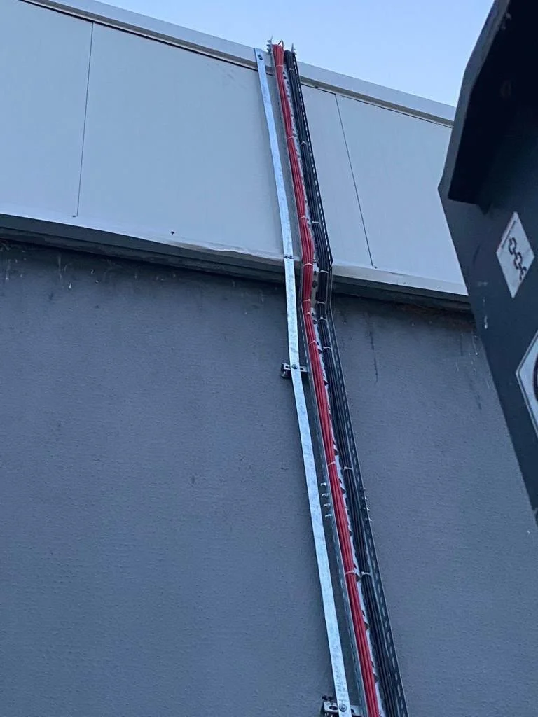 Dış cephede elektrik kablolarını taşıyan ve düzenleyen metal yükseklikteki bir kaldıraç veya iskele.