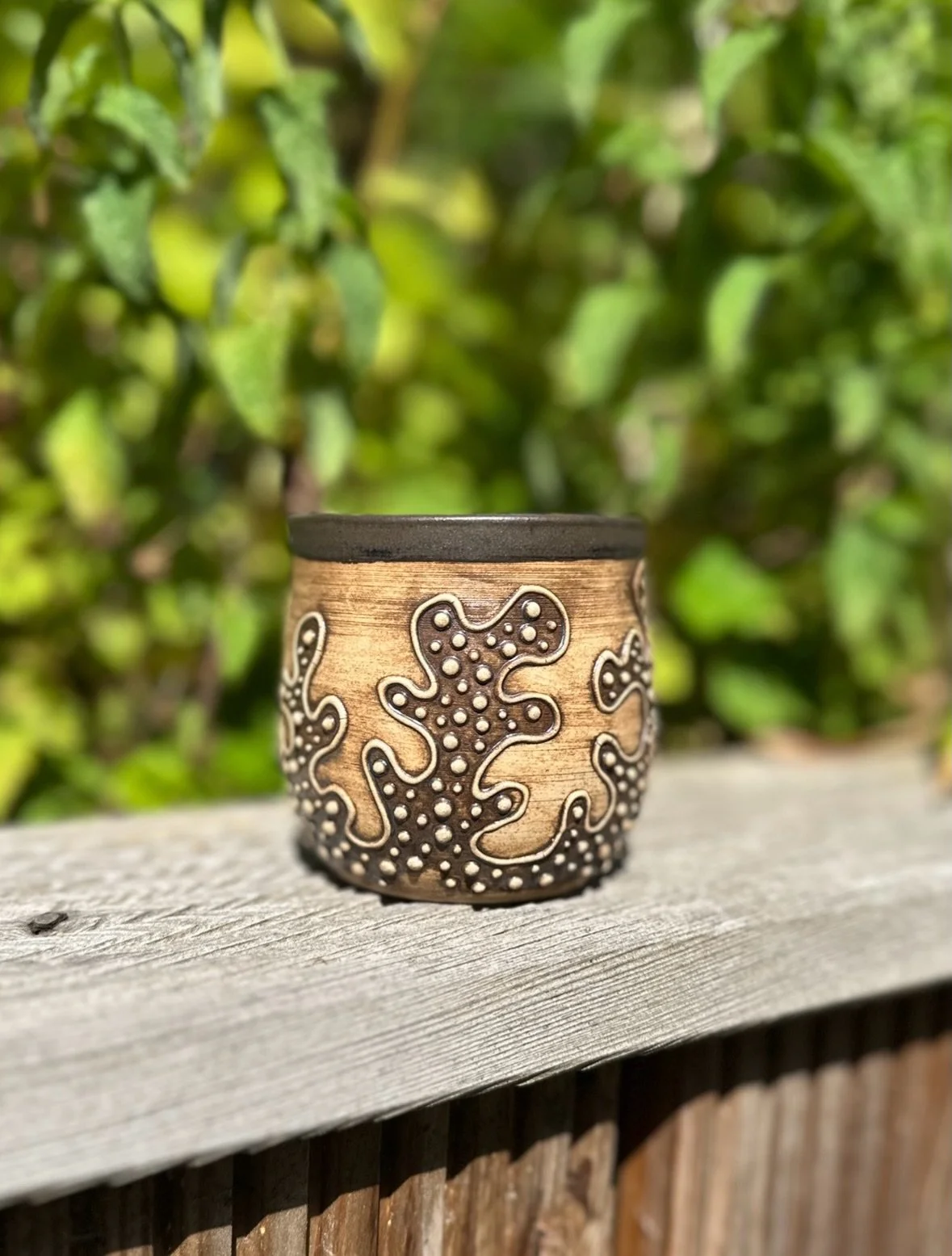 Squiggly dot cups with manganese wash. Sometimes I get in a mood where I don&rsquo;t care what happens, and that&rsquo;s usually when a unique idea is born 

#manganese #handmadeceramics #pottersforpalestine