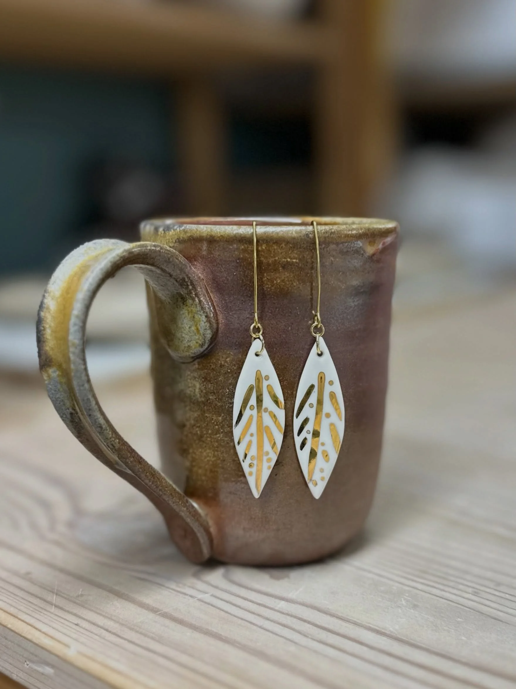 Porcelain earrings with gold luster on my favorite anagama fired mug 🥰❤️&zwj;🔥 Which pair is your favorite?

#porcelainjewelry #anagama #goldluster #pottersforpalestine #ceramicearrings