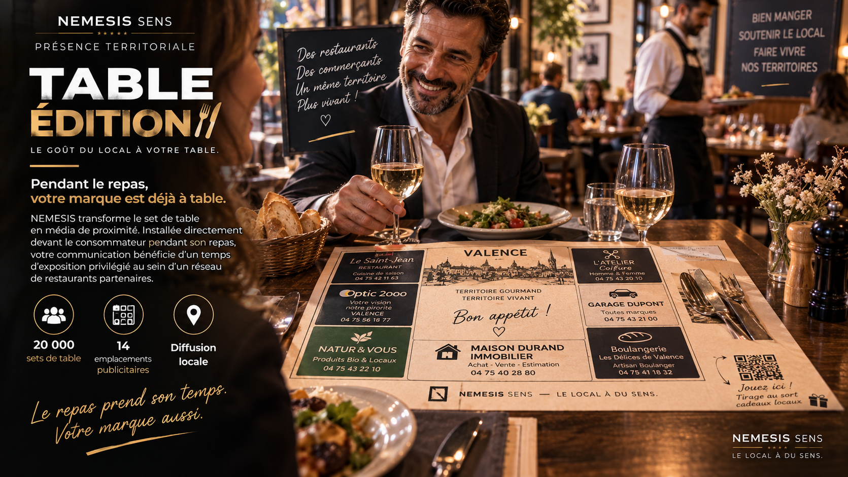 Une scène dans un restaurant avec un homme souriant en train de dîner avec une femme dont le profil est visible, des verres de vin blanc, une assiette de salade et un panier de pain. Sur la table, un menu en papier avec différentes offres et coordonnées. En arrière-plan, un serveur portant un plateau et d'autres clients dans une atmosphère chaleureuse en intérieur.