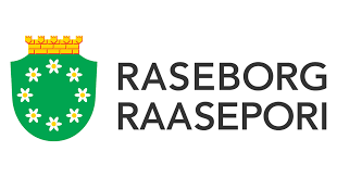 Raseborgin kaupungin logo, jossa vihreä kilpi, siniset ja valkoiset kukat ja keltaiset linnunpöntöt harjanteessa, sekä teksti 'Raseborg Rasepori'