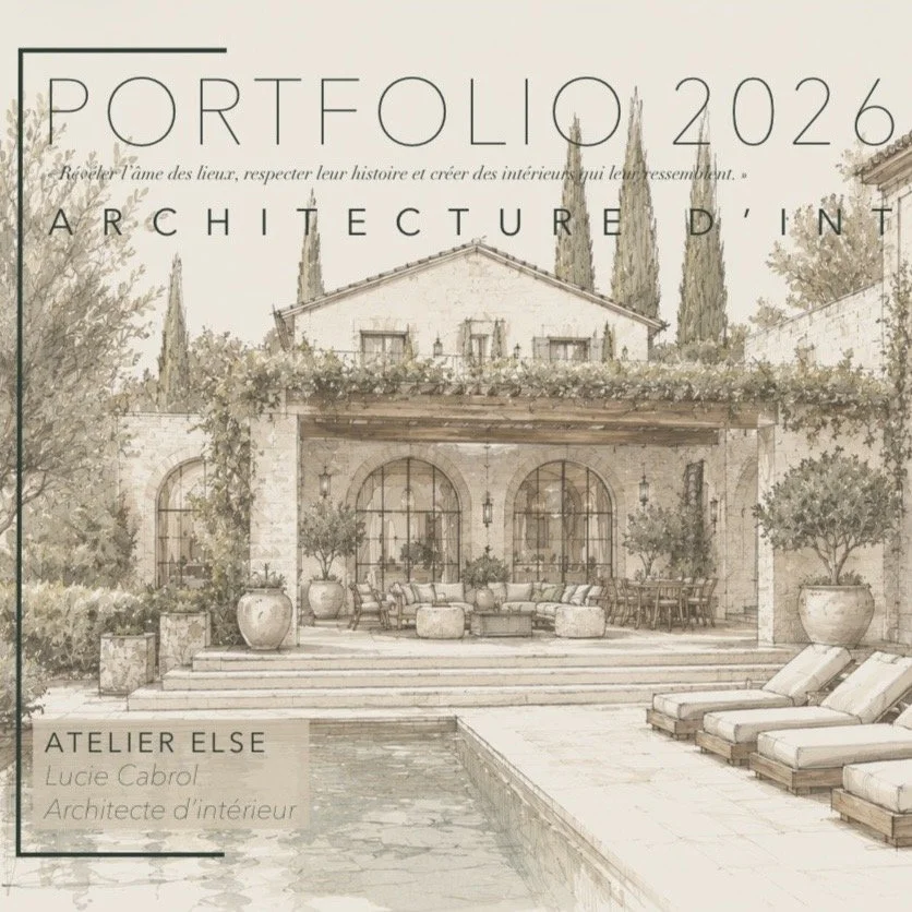 Couverture d'un portfolio de 2026 sur l'architecture intérieure, montrant une maison de style méditerranéen avec un patio, un salon extérieur et un espace piscine, décorée dans un style élégant et naturel.