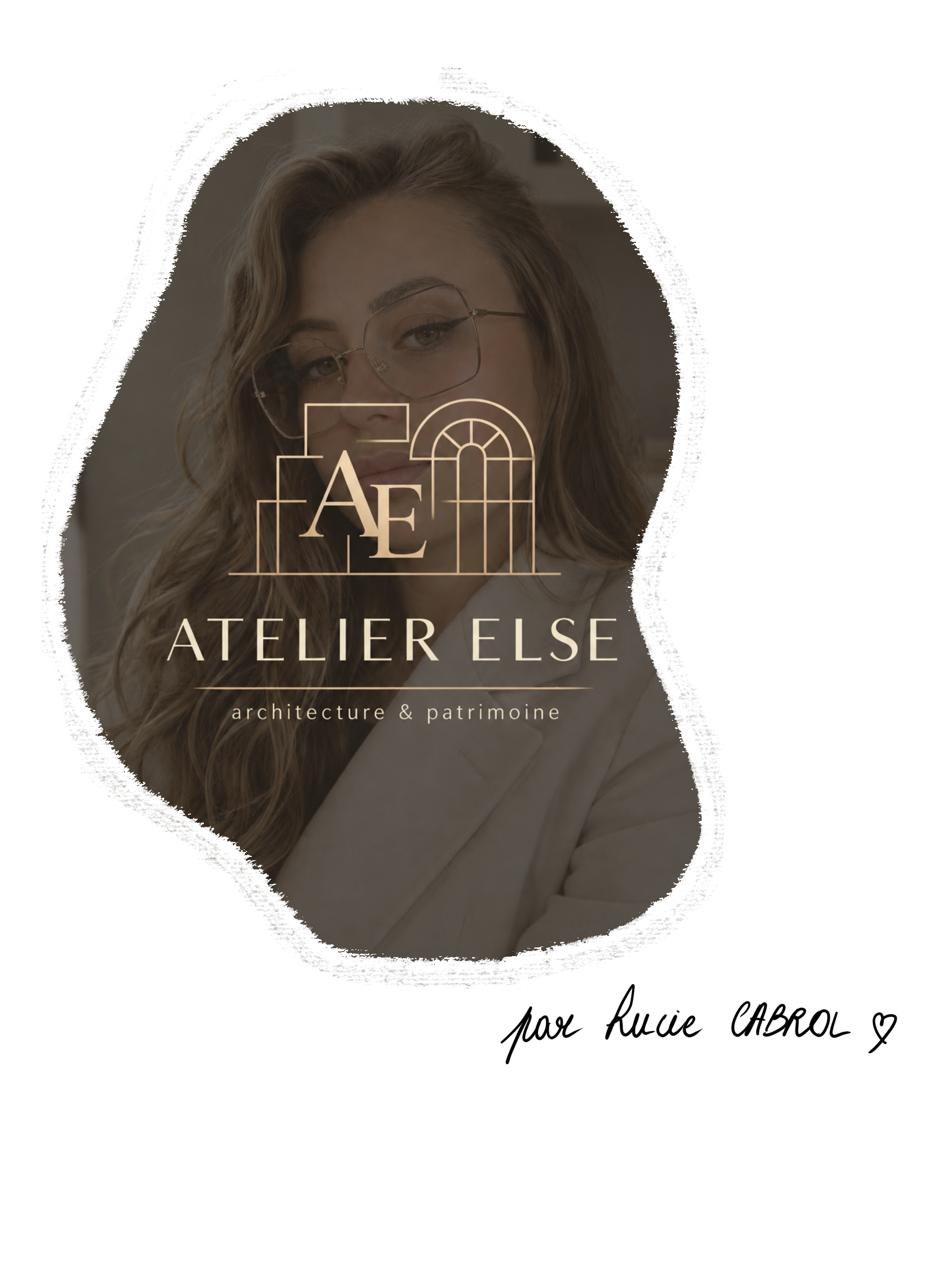 Couverture d'un livre intitulé "Atelier Else" avec une femme aux cheveux longs et bouclés portant des lunettes, vêtue d'une veste blanche, dans un style élégant, avec un logo d'arches et lettres "A" et "E".