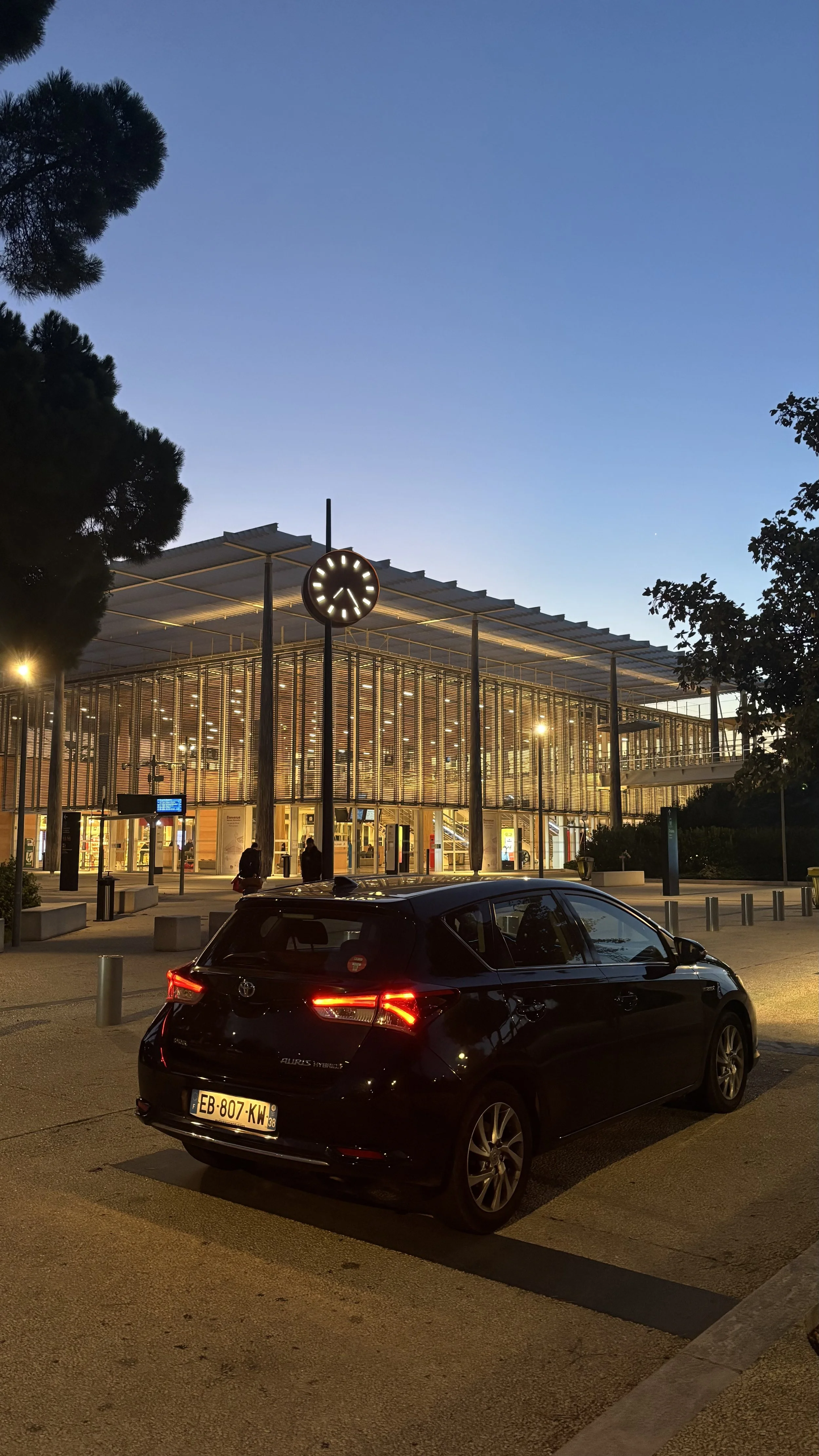 La voiture du chauffeur en attente de ses clients à la gare de Nîmes Pont-du-Gard.