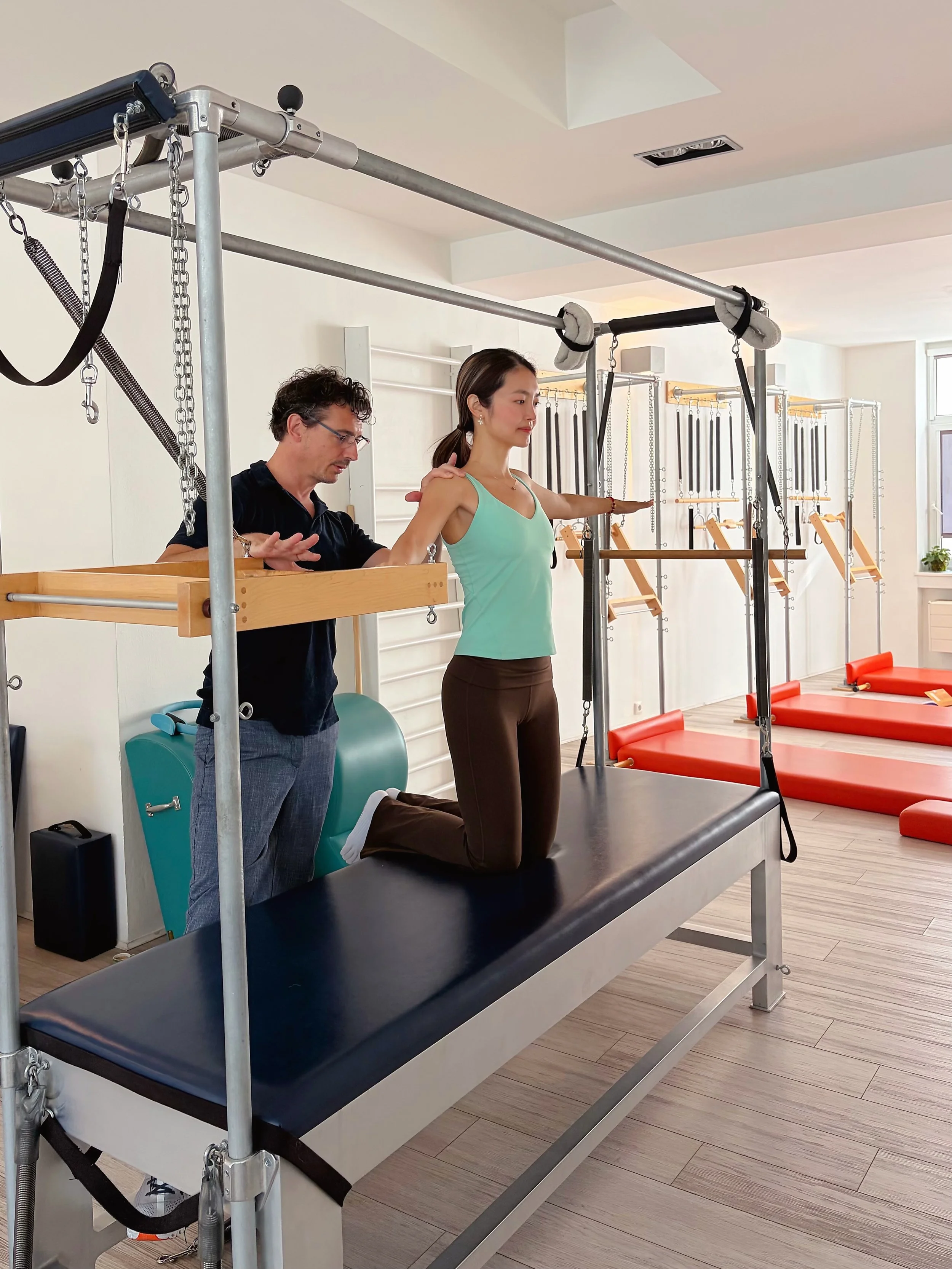 A must-stop in Prague 🤎🧡
With J&eacute;r&eacute;mie @true_pilates_prague 

#romanapilates #pilates #classicalpilates #pilateslife #pilatesinstructor