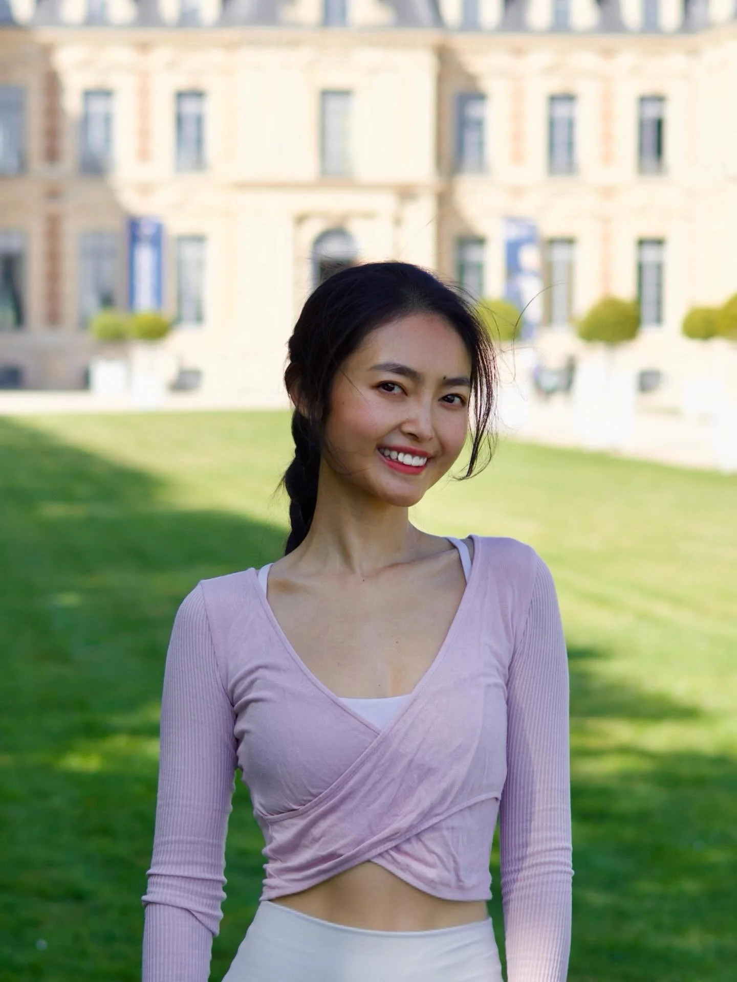 Bonjour 🤍
Je m&rsquo;appelle Siyu, et je cr&eacute;e SeeU Pilates 🍃

Apr&egrave;s quatre ann&eacute;es en &eacute;cole de commerce, j&rsquo;ai commenc&eacute; ma carri&egrave;re dans une banque internationale &agrave; Shanghai. J&rsquo;aimais vraim