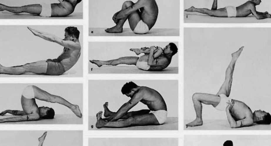 Joseph Pilates pratiquant des exercices au sol.