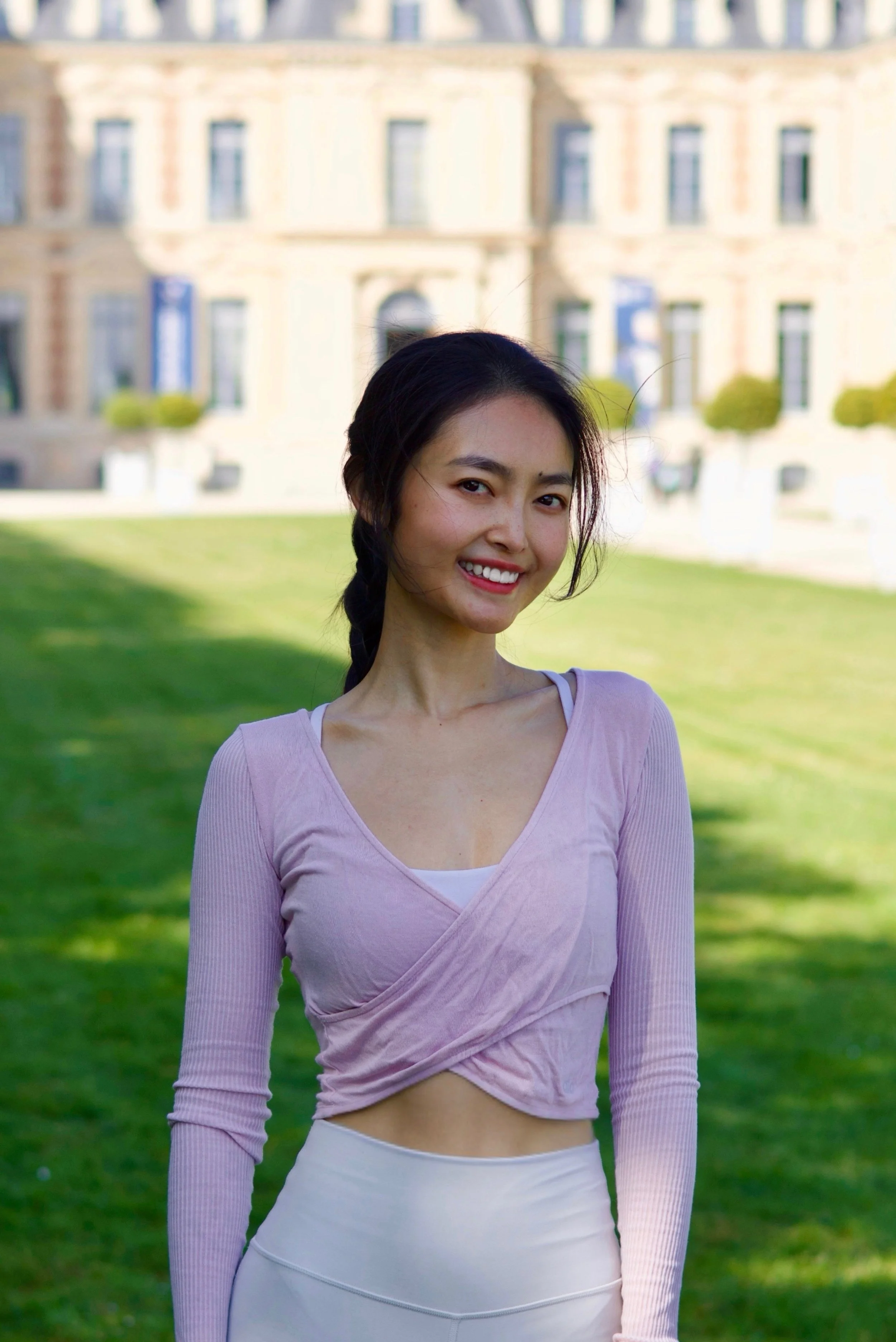 Siyu, fondatrice de SeeU Pilates, devant le château du parc de Sceaux.
