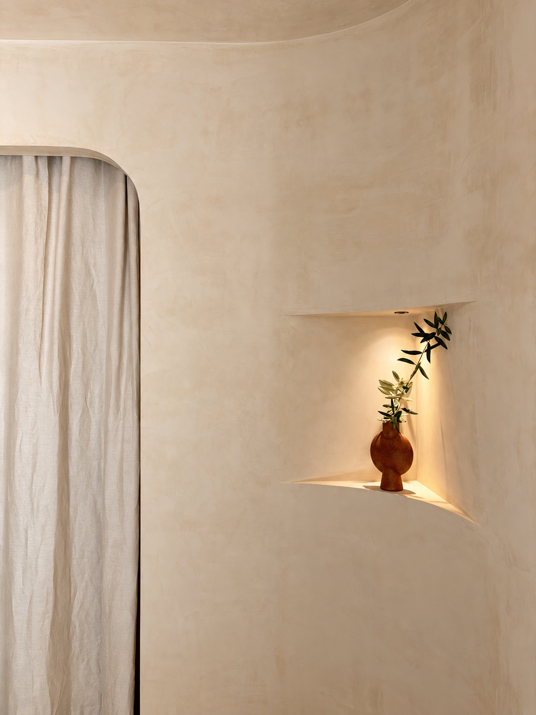 Un coin du studio éclairé par une lumière douce.