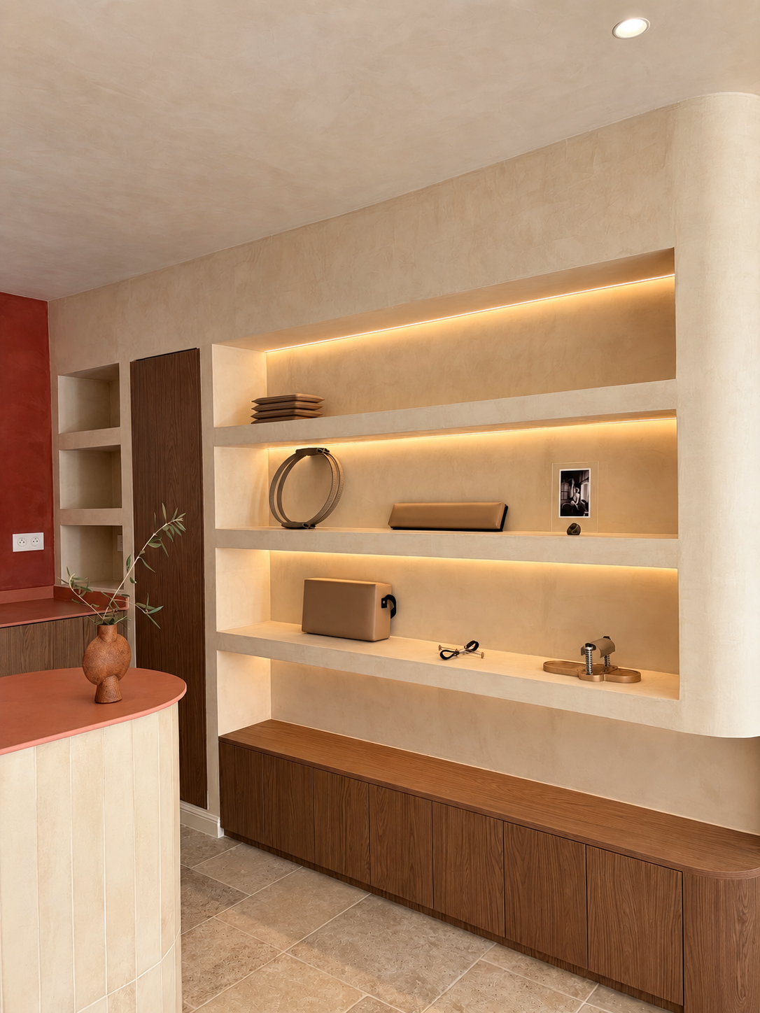 Espace d’accueil de SeeU Pilates, avec comptoir en bois et décoration aux tons beiges.