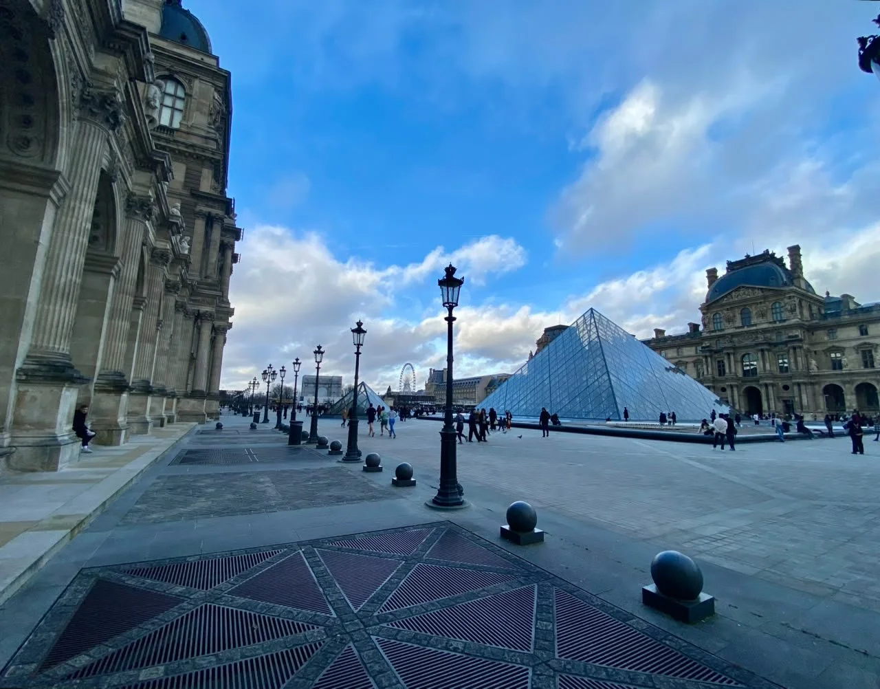 Escala urbana y contraste

Museo del Louvre, París, Francia

La composición revela la relación entre la pirámide y el gran patio histórico del Louvre. La transparencia y ligereza de la intervención contemporánea contrastan con la masa pétrea de las f